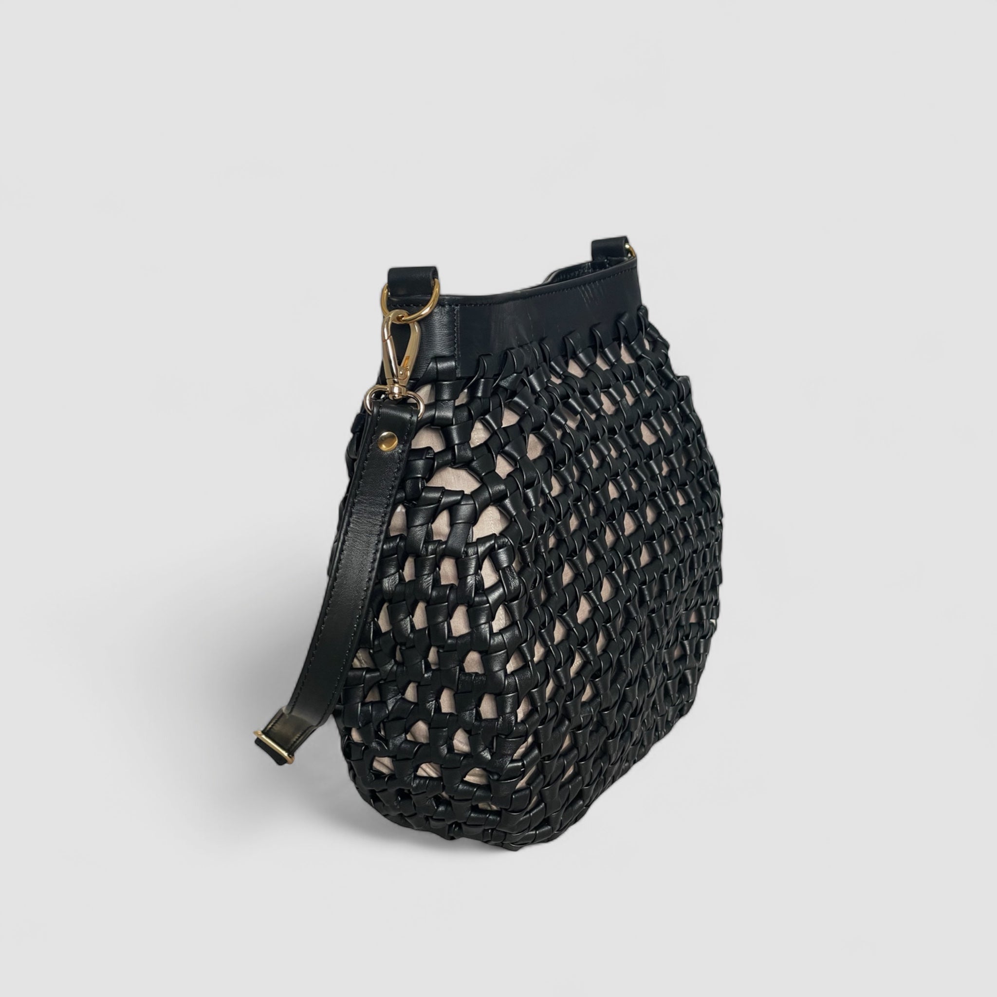 Ribichini Donna skuldervesken viser elegant håndflettet mønster i sort skinn. Den har polerte gylne spenner og solid skinnkant.