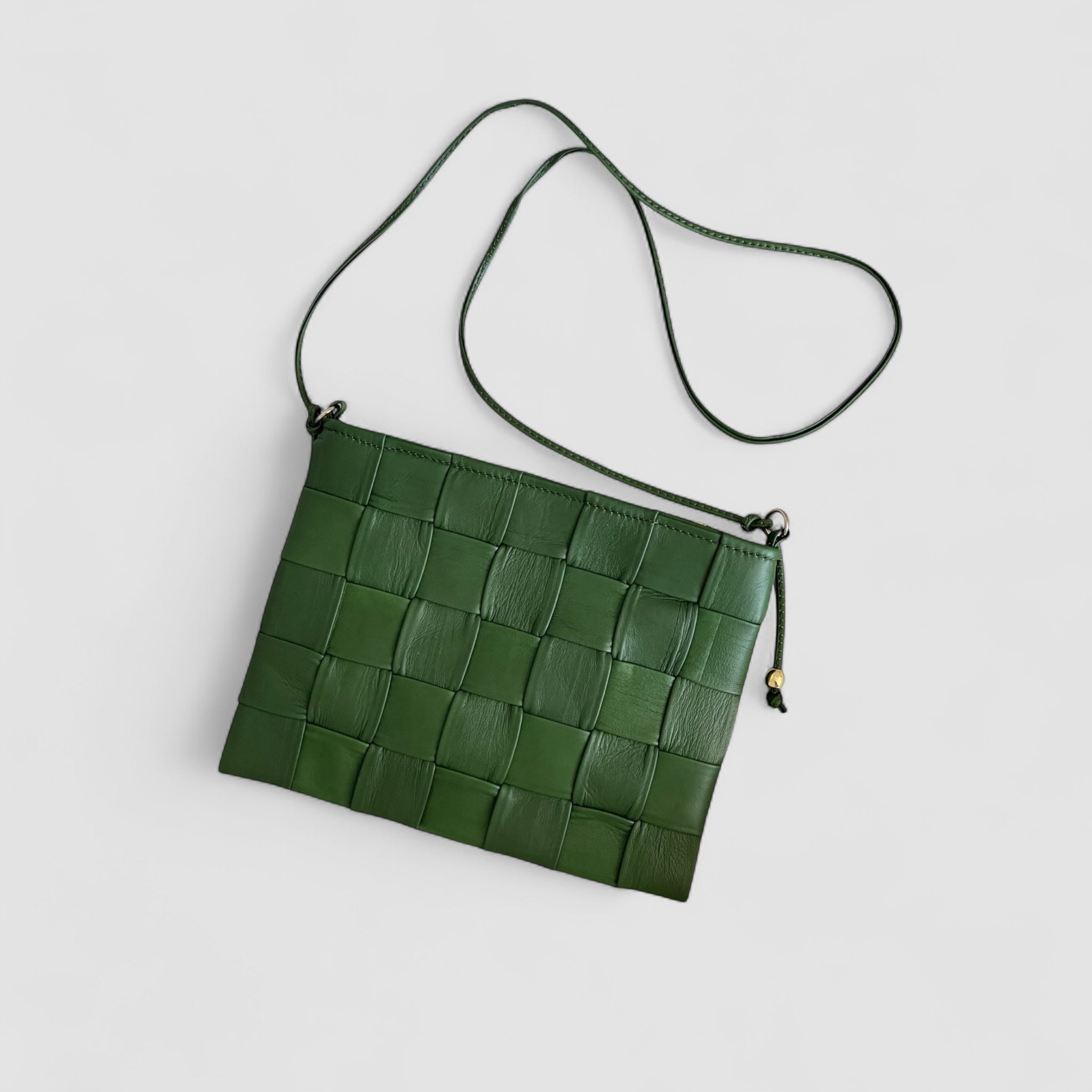 Grønn Ribichini Square clutch i flettet skinn med justerbar skulderrem.
