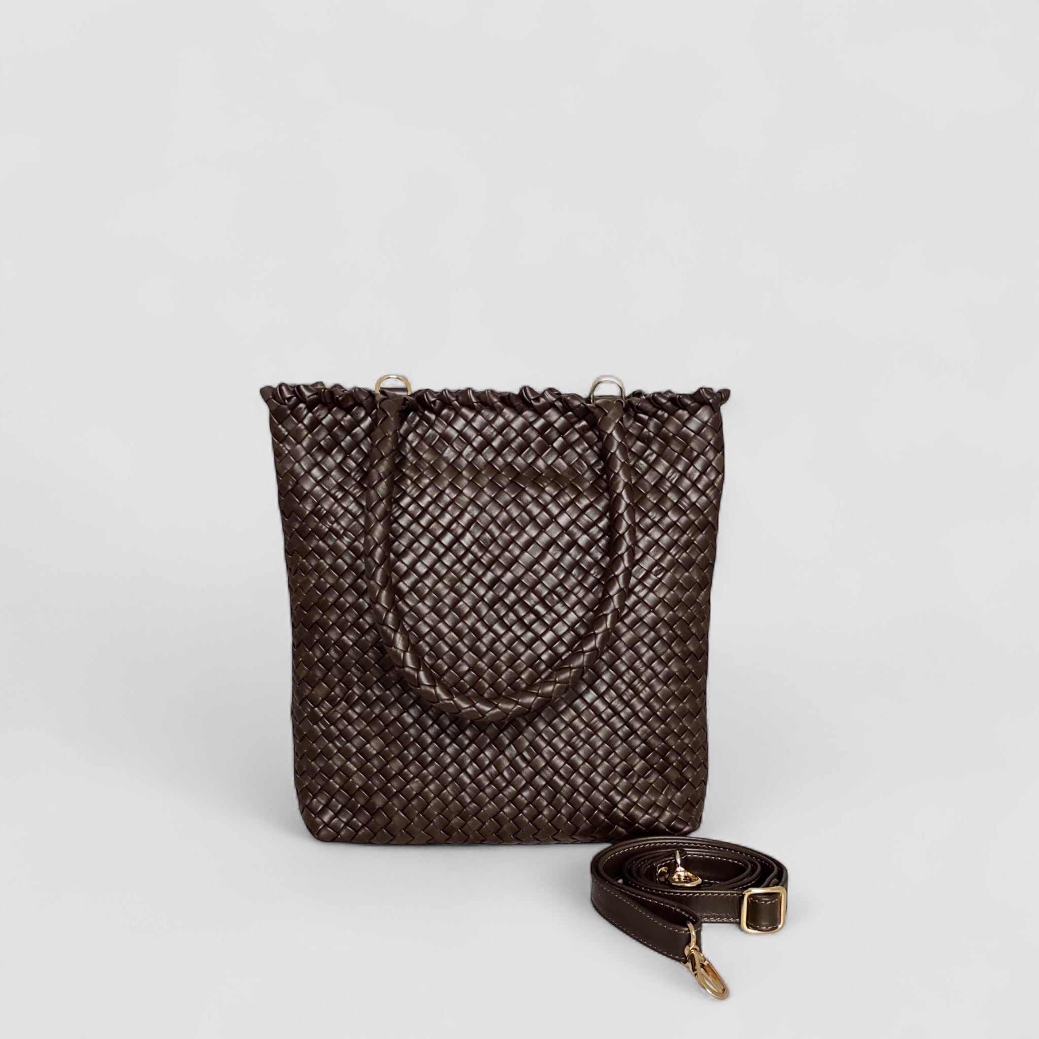 Ribichini Woodstock Babe i sjokoladefarge har en avtagbar skulderstropp med elegante gulldetaljer.