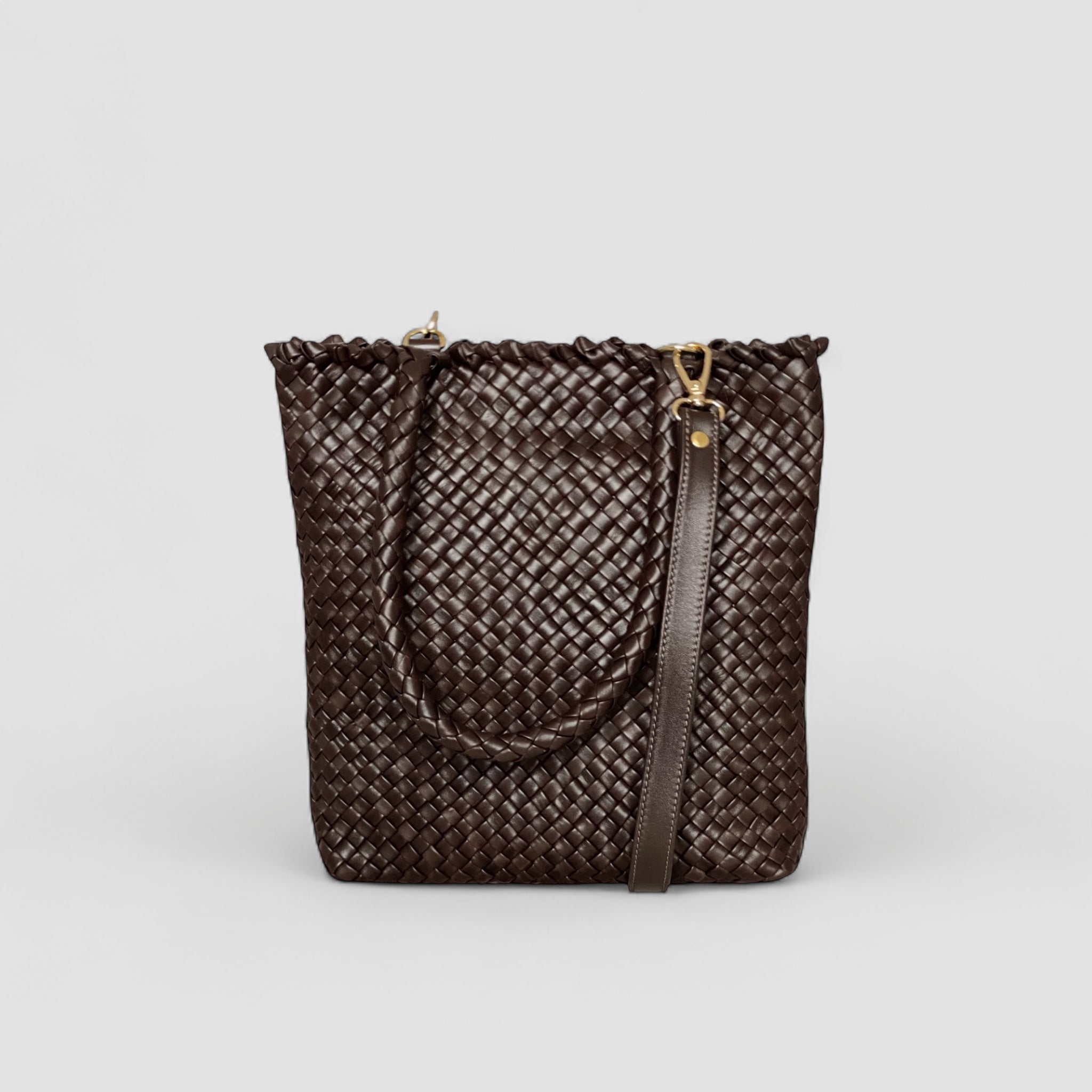 Ribichini Woodstock Babe skinnveske i sjokoladefarge kombinerer luksuriøsitet med praktisk design. Håndflettet lammeskinn og avtagbar skulderstropp.