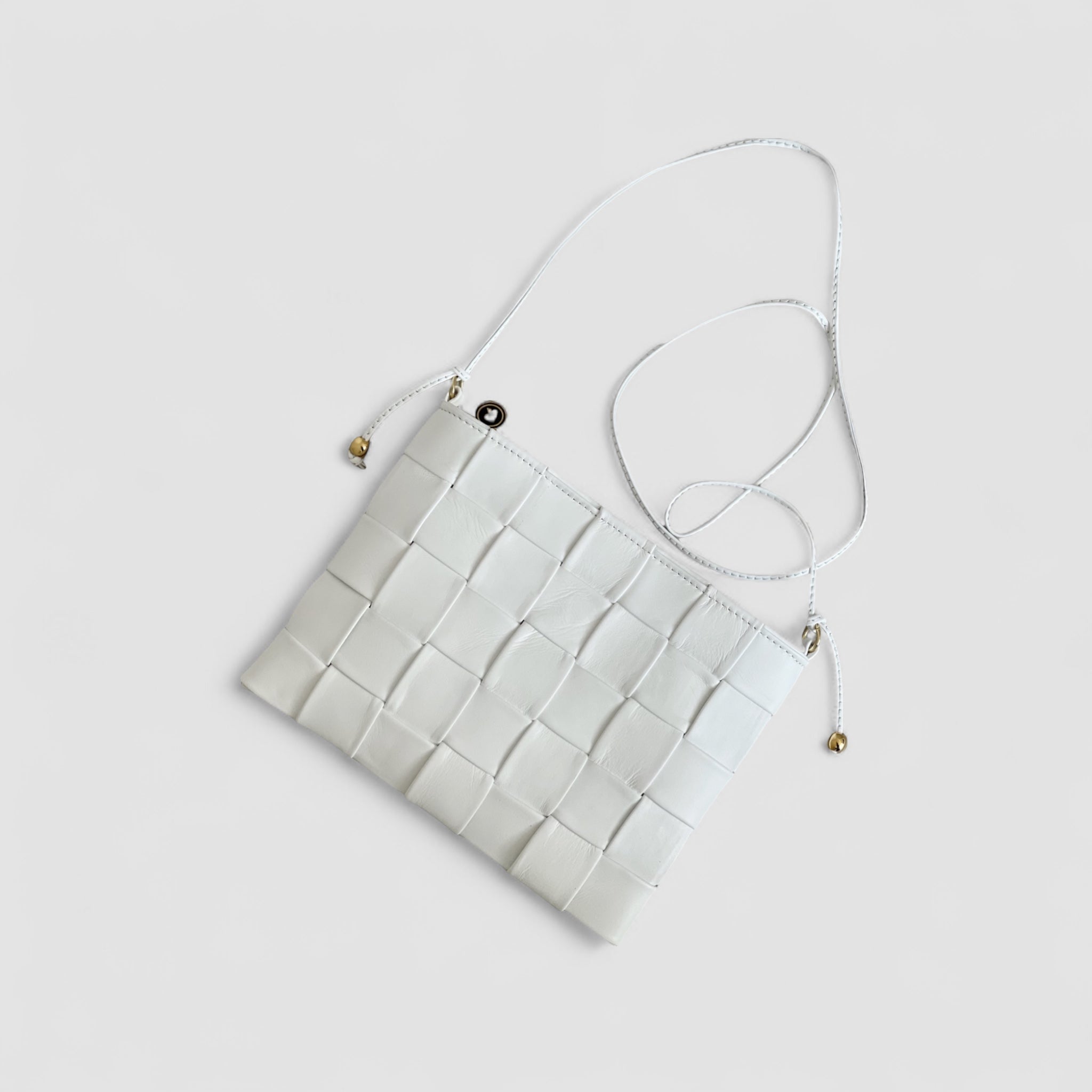 Ribichini Square Clutch i hvitt: Elegant, kompakt veske med flettet lammeskinn. Inkluderer en tynn skulderstropp for enkel bæring.