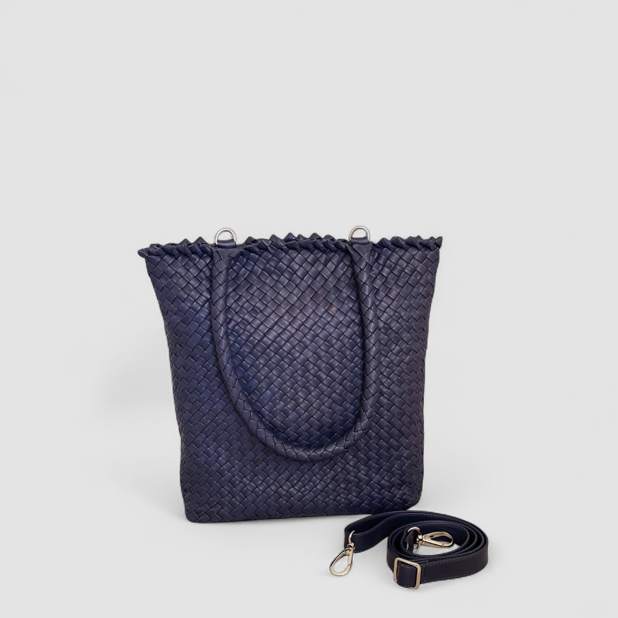 Ribichini Woodstock Babe skinnveske i navy: Avtagbar skulderstropp med elegante sølvdetaljer.
