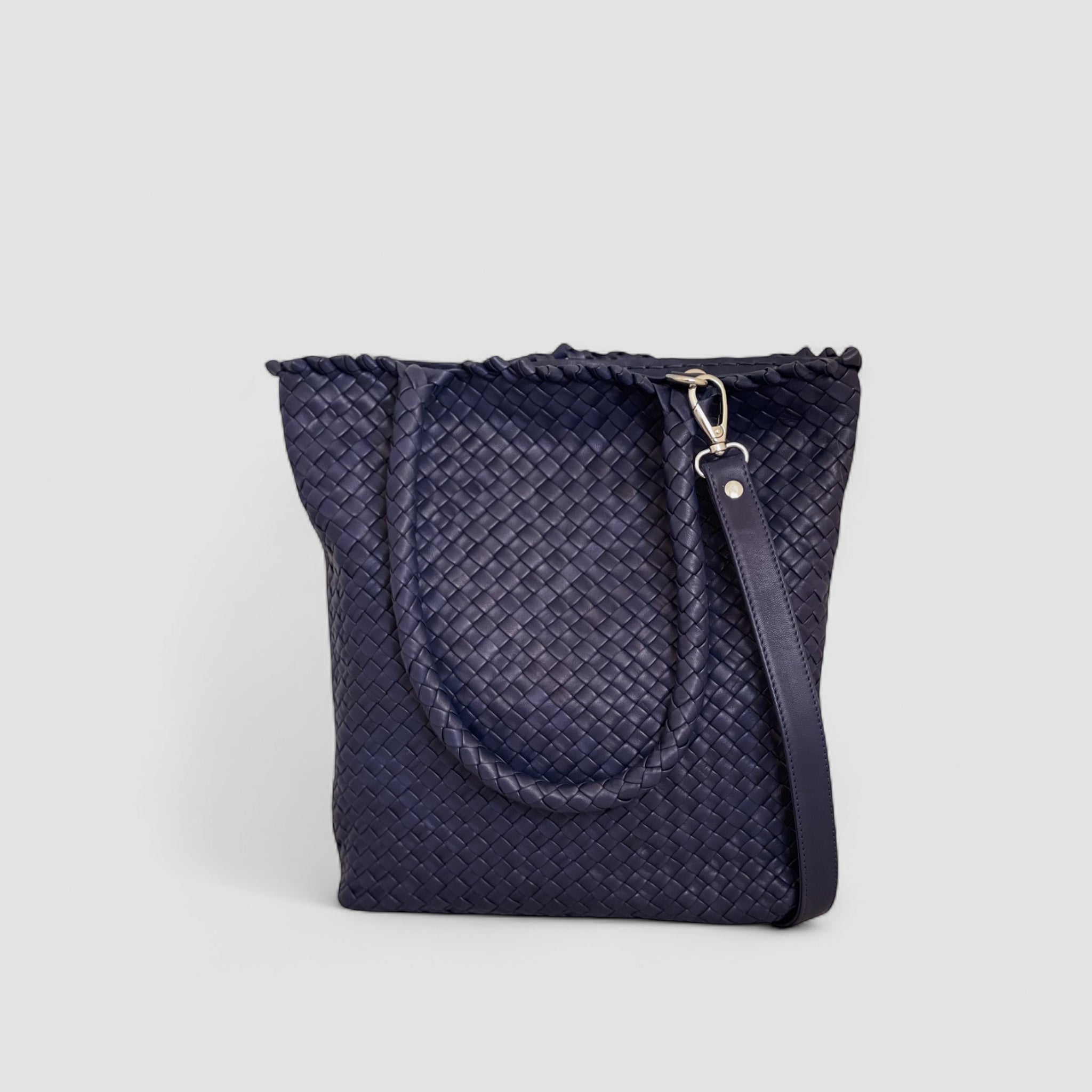 Ribichini Woodstock Babe i navy er laget av flettet lammeskinn.