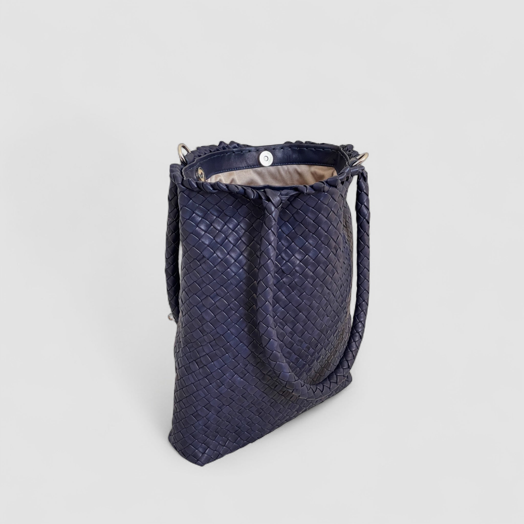 Ribichini Woodstock Babe skinnveske i navy: Flettet lammeskinn i unikt mønster gir en elegant stil.