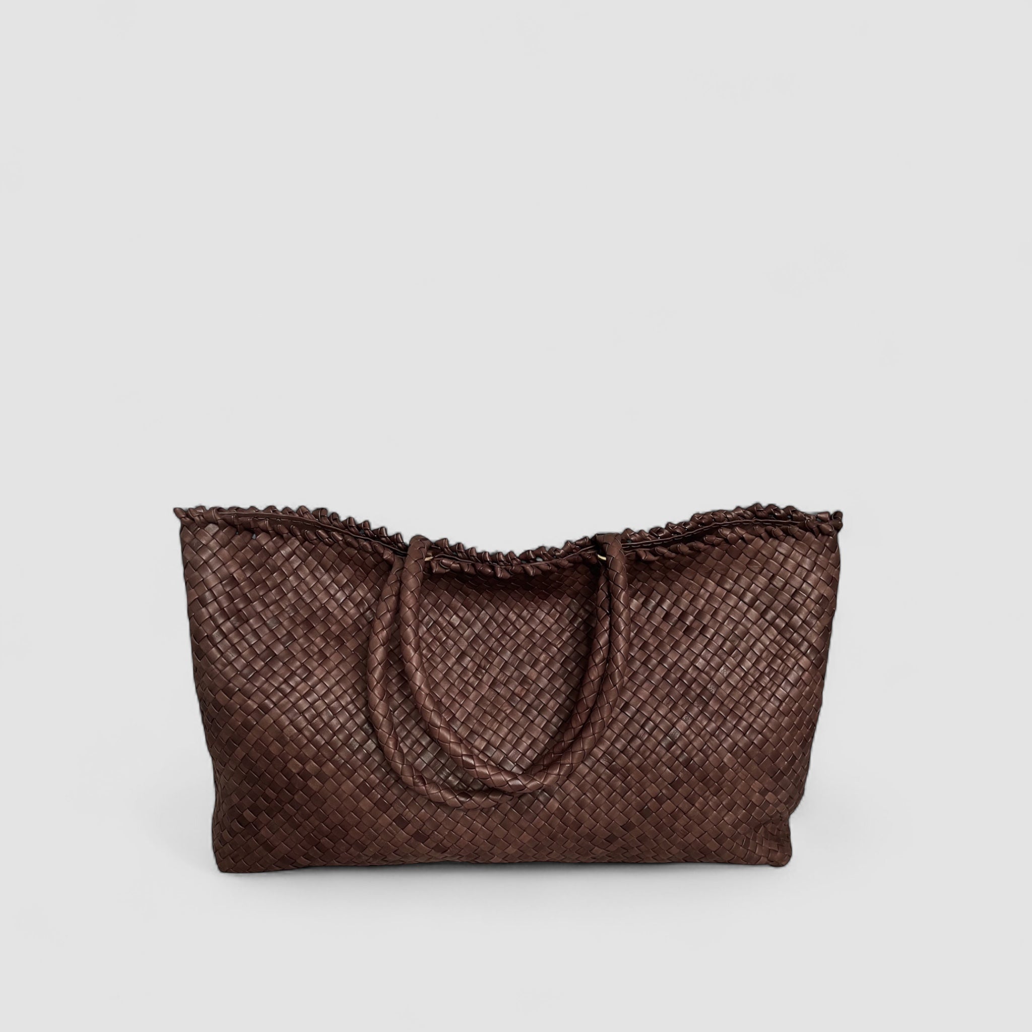 Ribichini Woodstock weekend veske i brun, håndflettet lammeskinn med gullfargede detaljer, romslig og elegant for enhver anledning.
