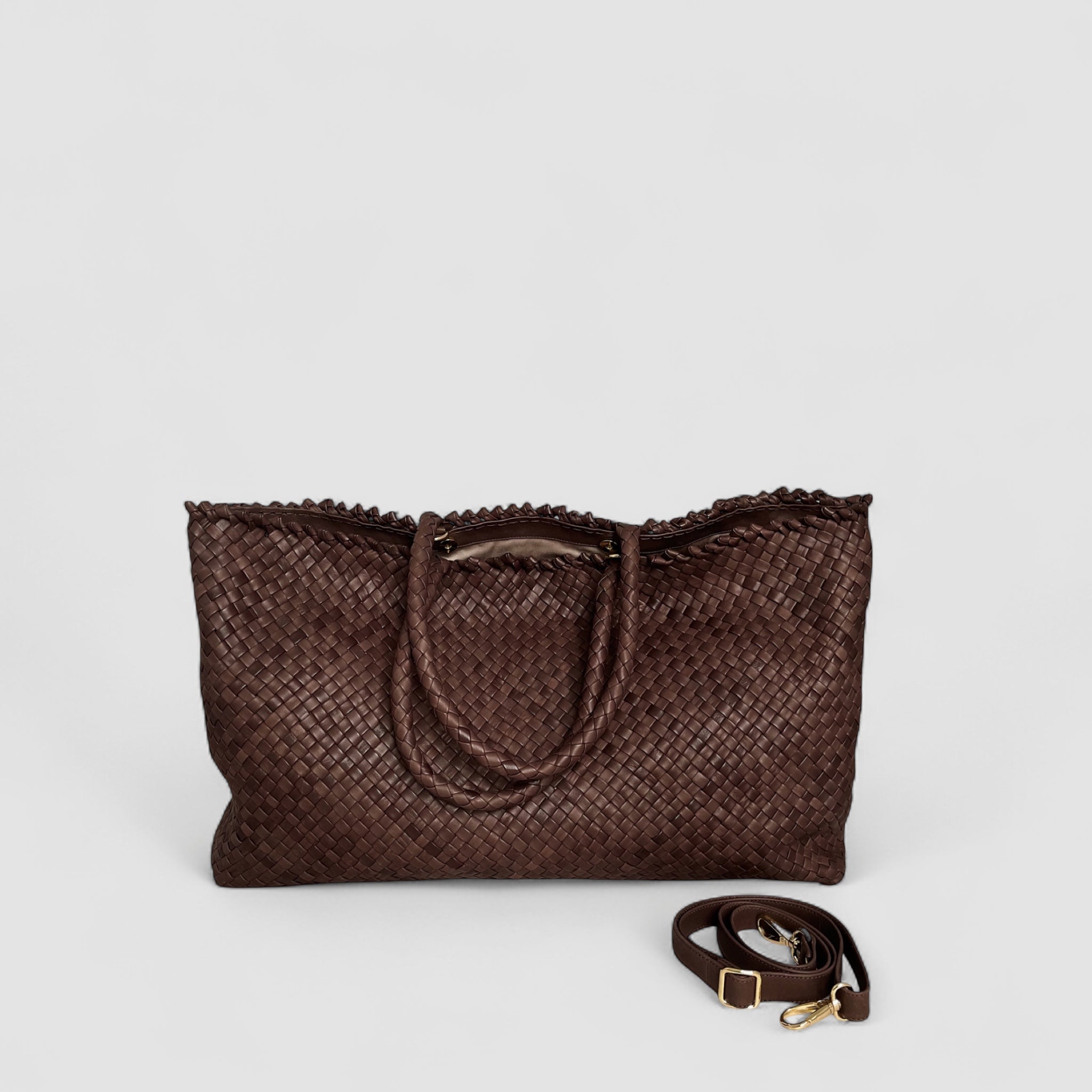 En brun Ribichini Woodstock weekend veske med flettemønster og avtagbar skulderstropp.