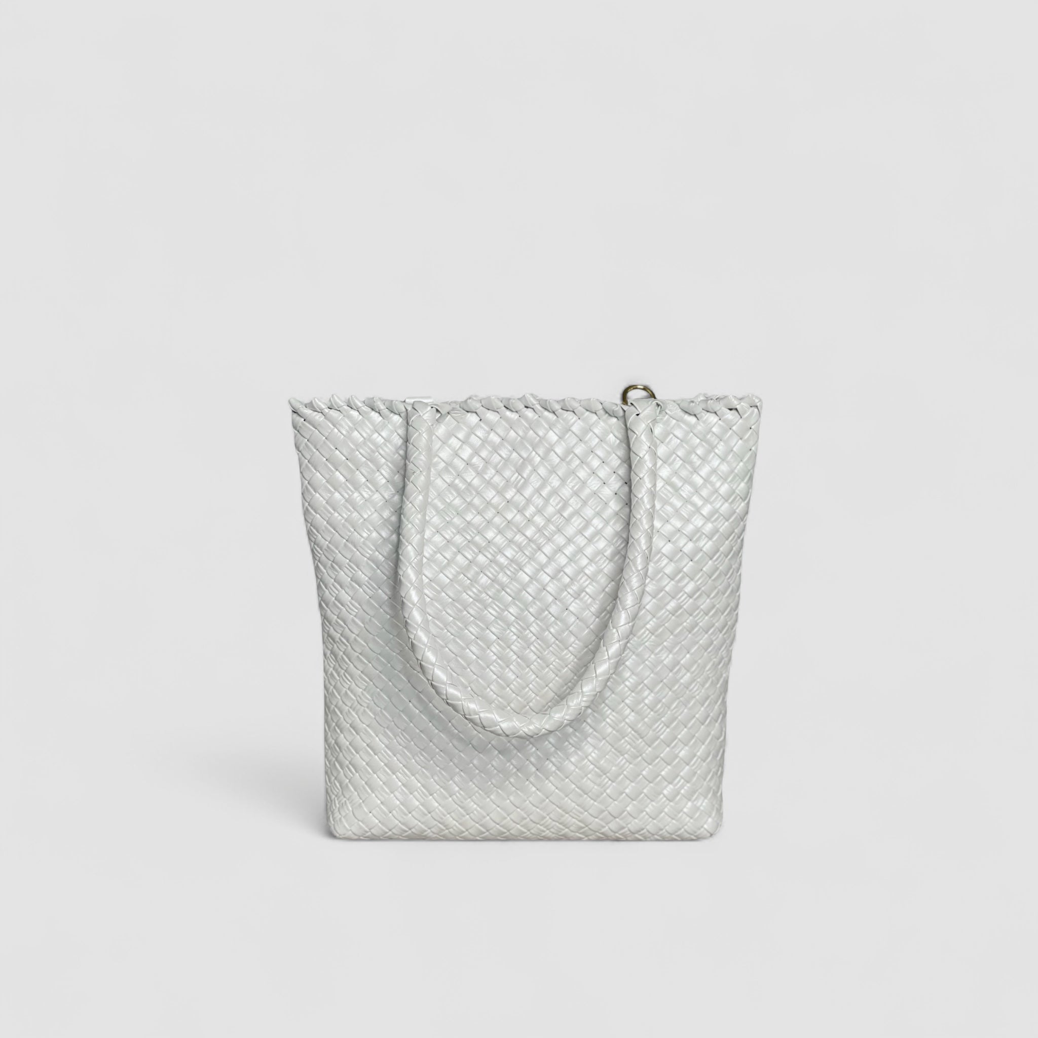 Ribichini Woodstock Babe i hvitt er en eksklusiv veske i flettet lammeskinn.