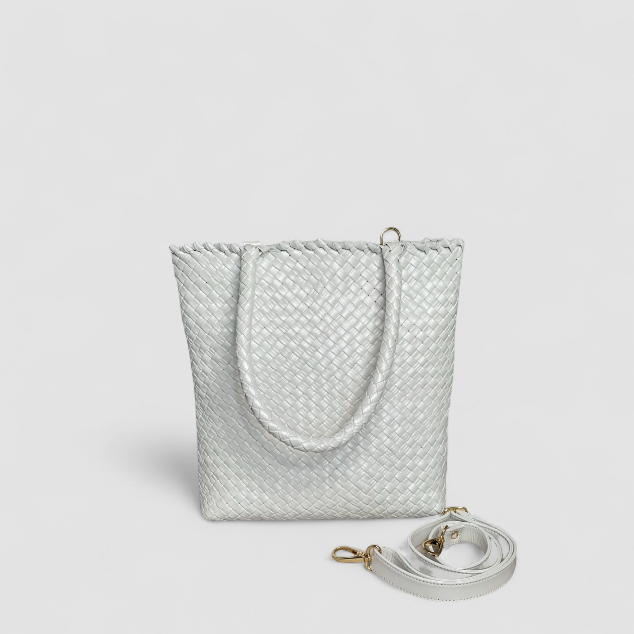 Ribichini Woodstock Babe skinnveske i hvitt med avtagbar gullskulderstropp gir fleksibilitet til å bære som håndholdt eller skulderveske.