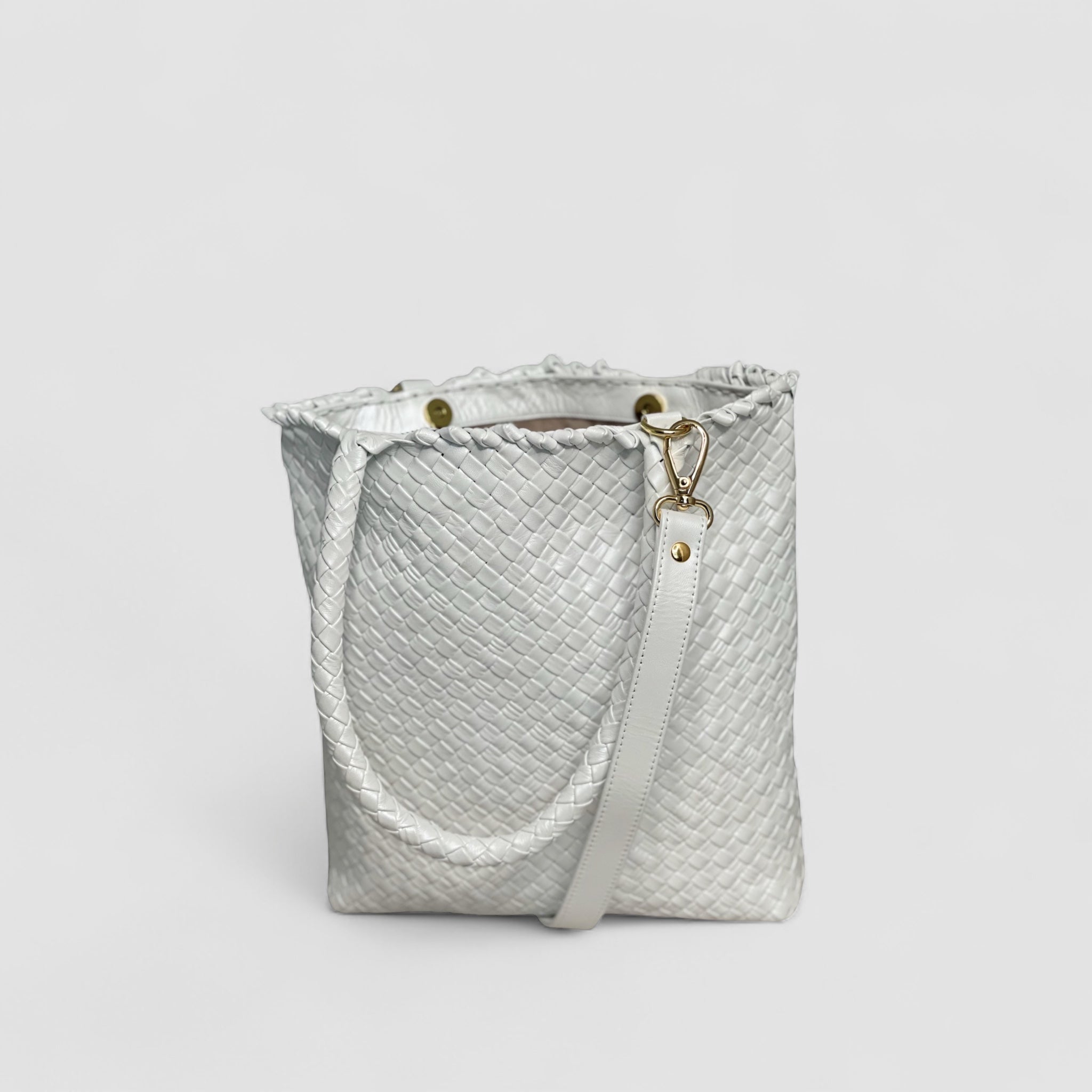 Ribichini Woodstock Babe i hvitt: Stilig lammeskinnveske med avtagbar skulderstropp og gull-detaljer.