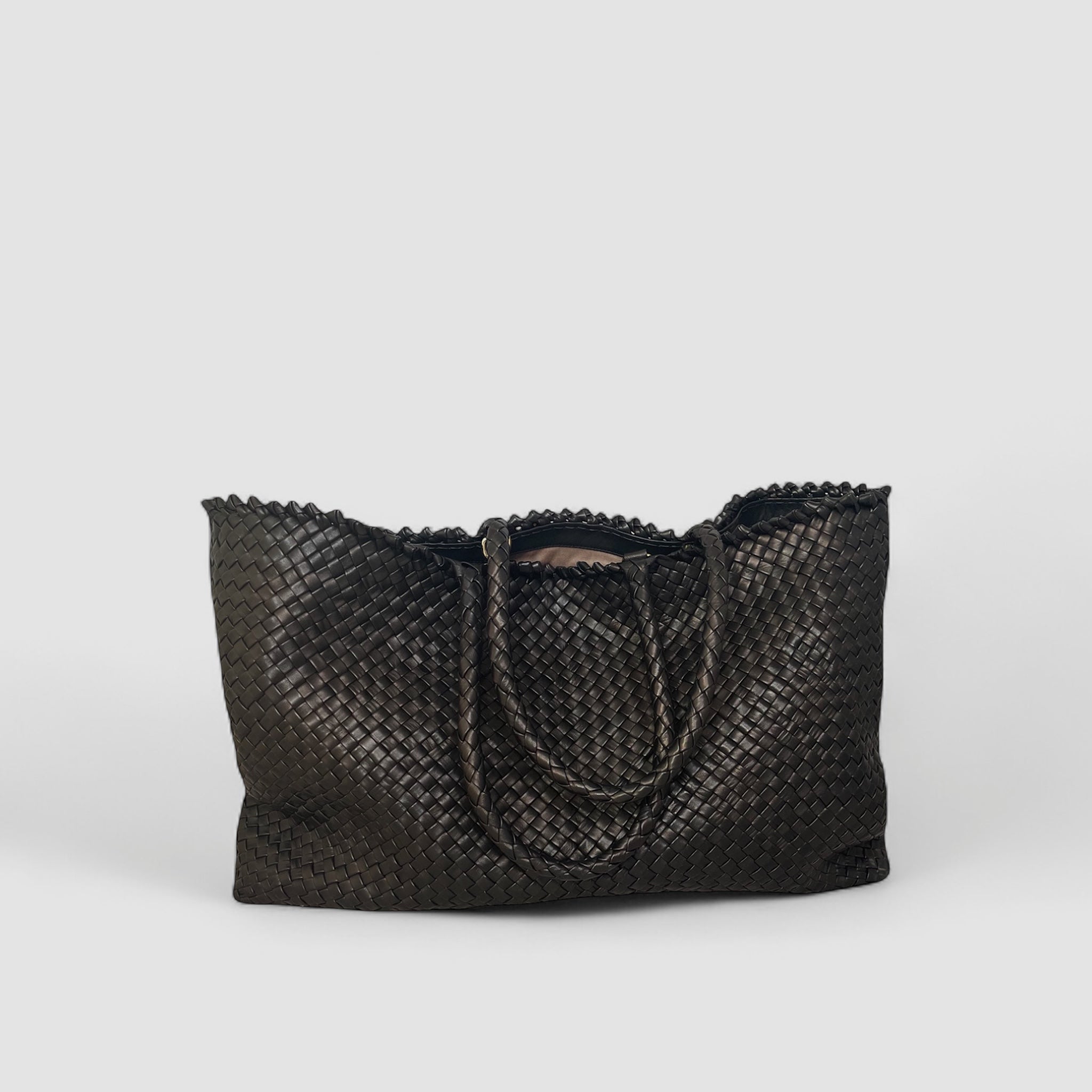 Ribichini Woodstock weekend-vesken i sort, håndlaget med fletting og solide håndtak.