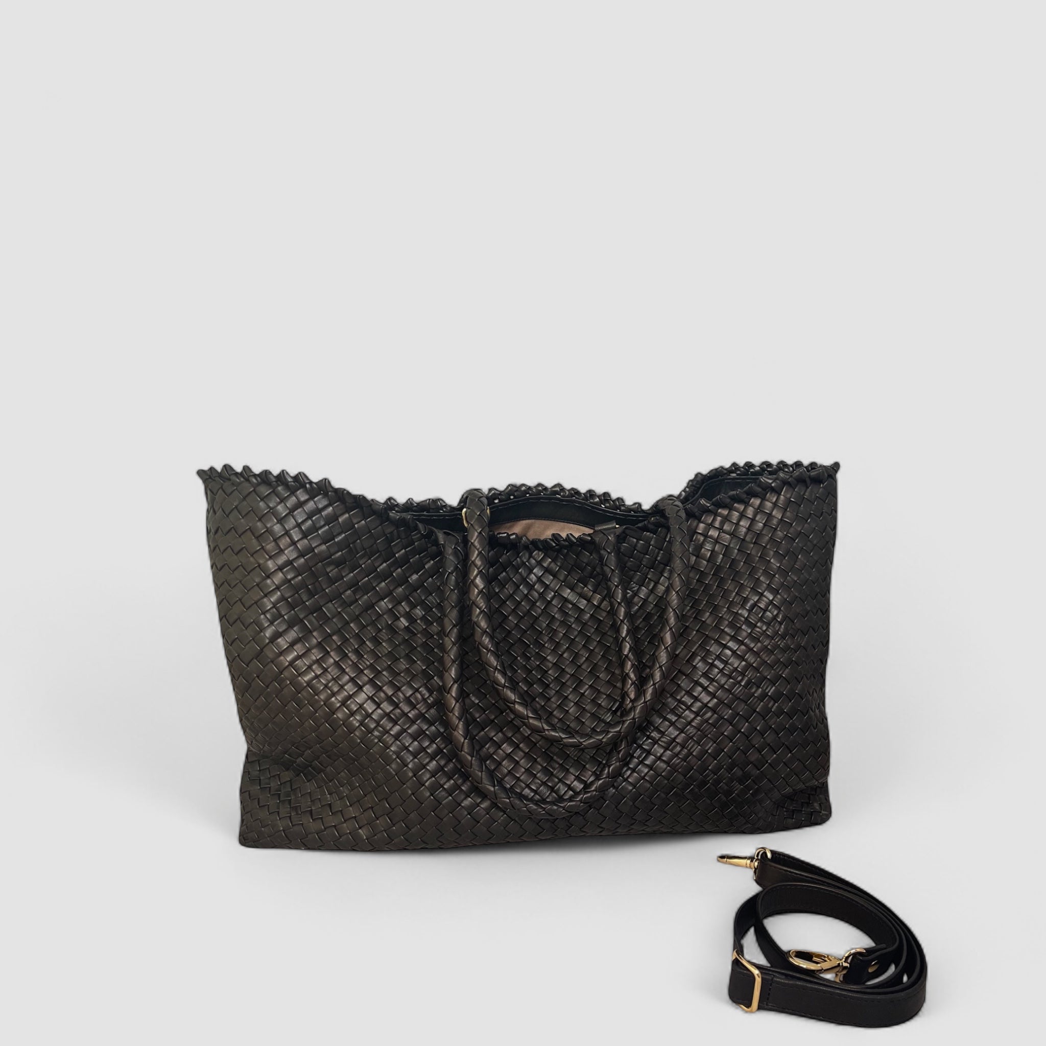 Ribichini Woodstock weekend-veske i sort med flettet mønster og avtagbar skulderstropp, kombinerer stil og funksjonalitet.
