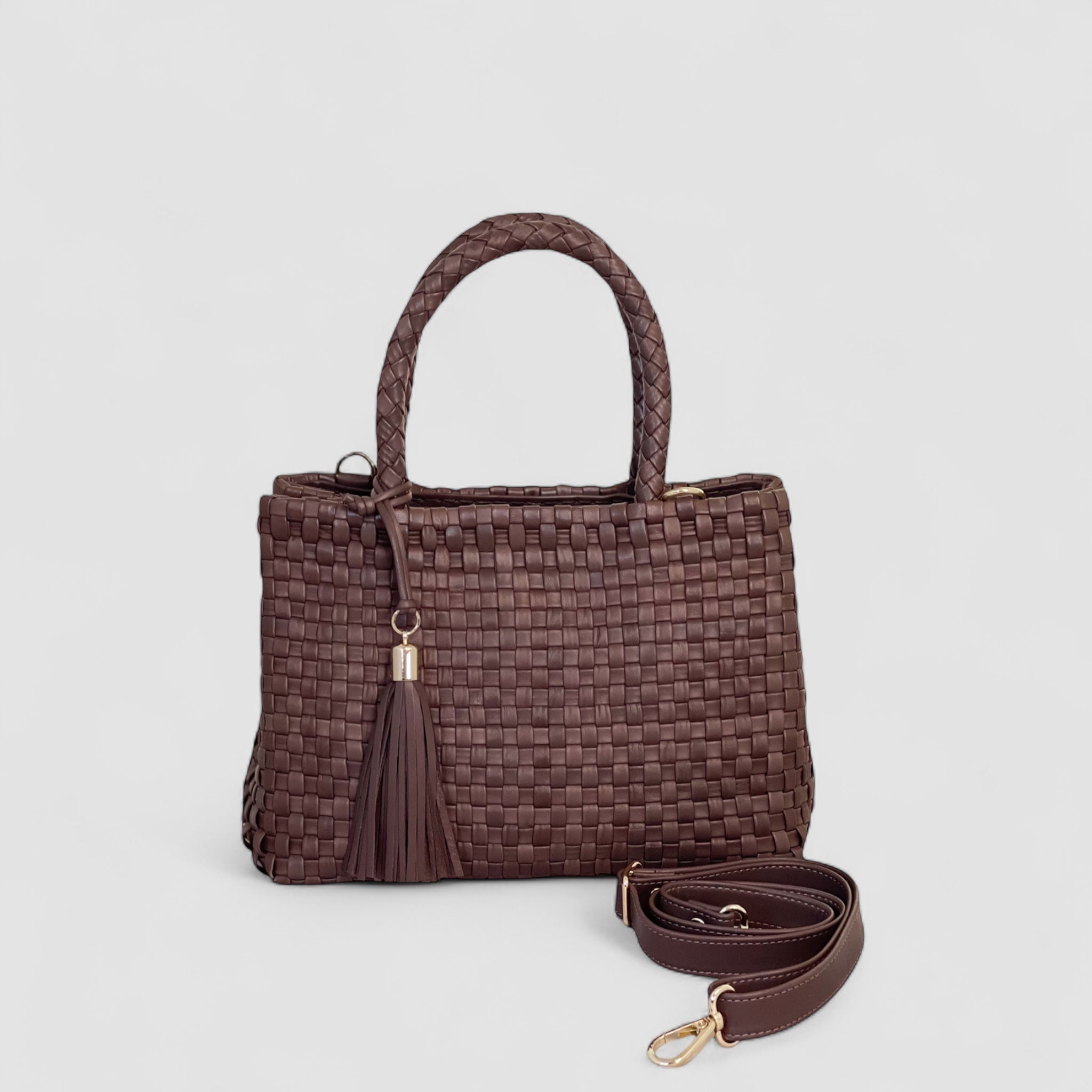 Ribichini Ginny skinnvesken kommer med en avtagbar skulderstropp, slik at du kan bære den på skulderen eller som en crossbody-veske etter behov.