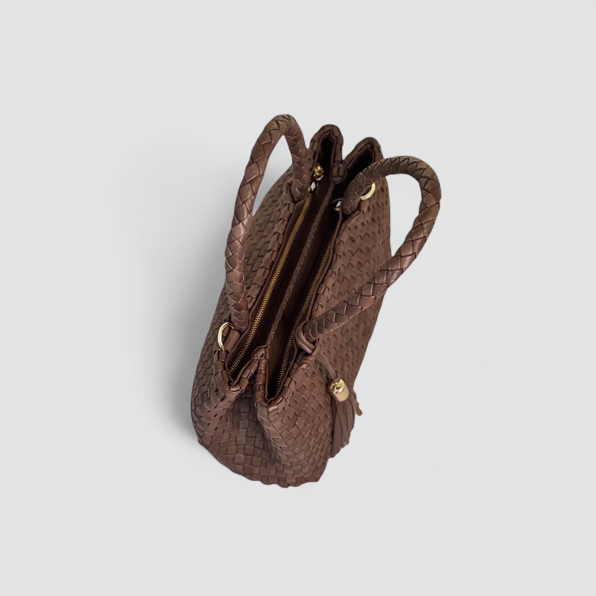 Når du ser Ginny skinnvesken fra oversiden, er dens romslighet og organisasjonsevner tydelige med to rom utstyrt med glidelåser.