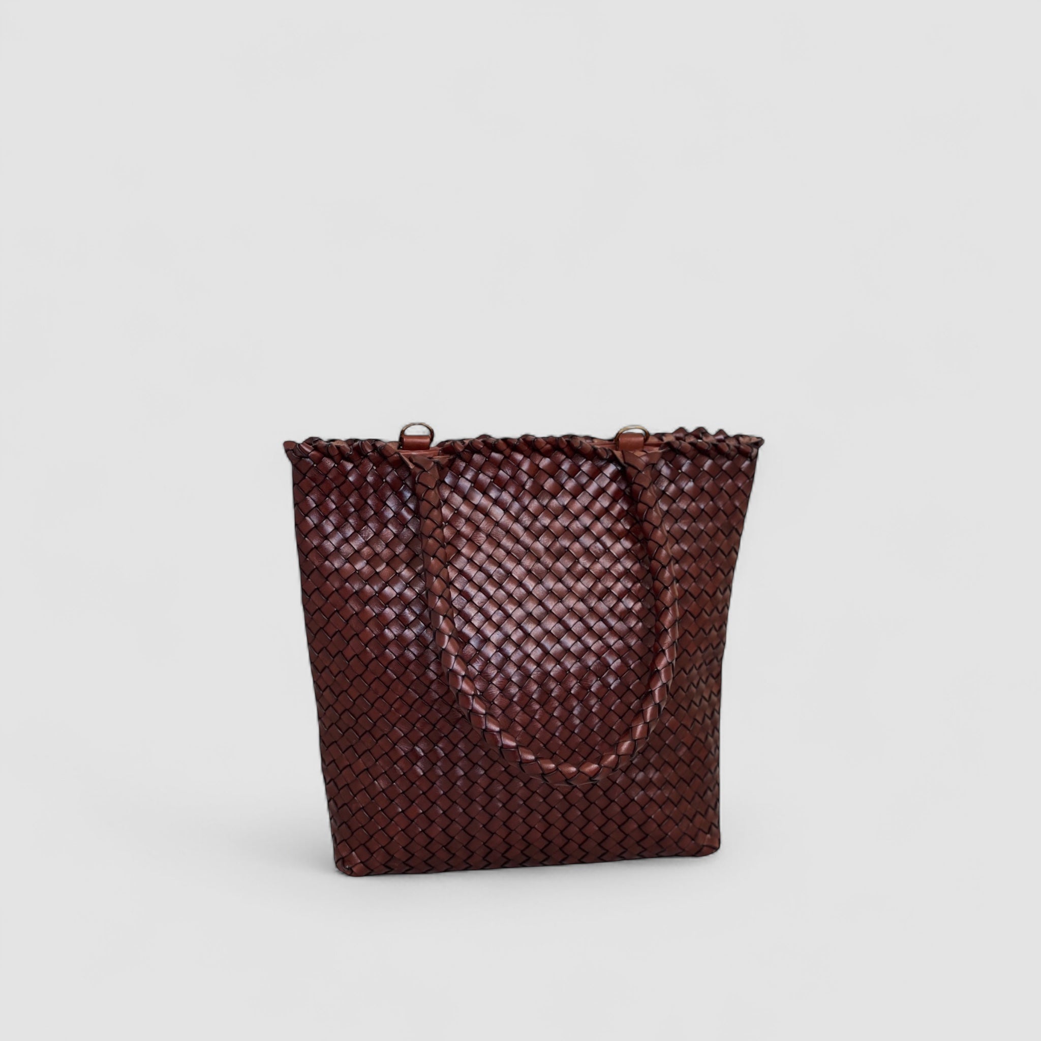 Ribichini Woodstock Limited Babe skinnveske, i Oak, viser ikonisk flettemønster og rik brunt kalveskinn.