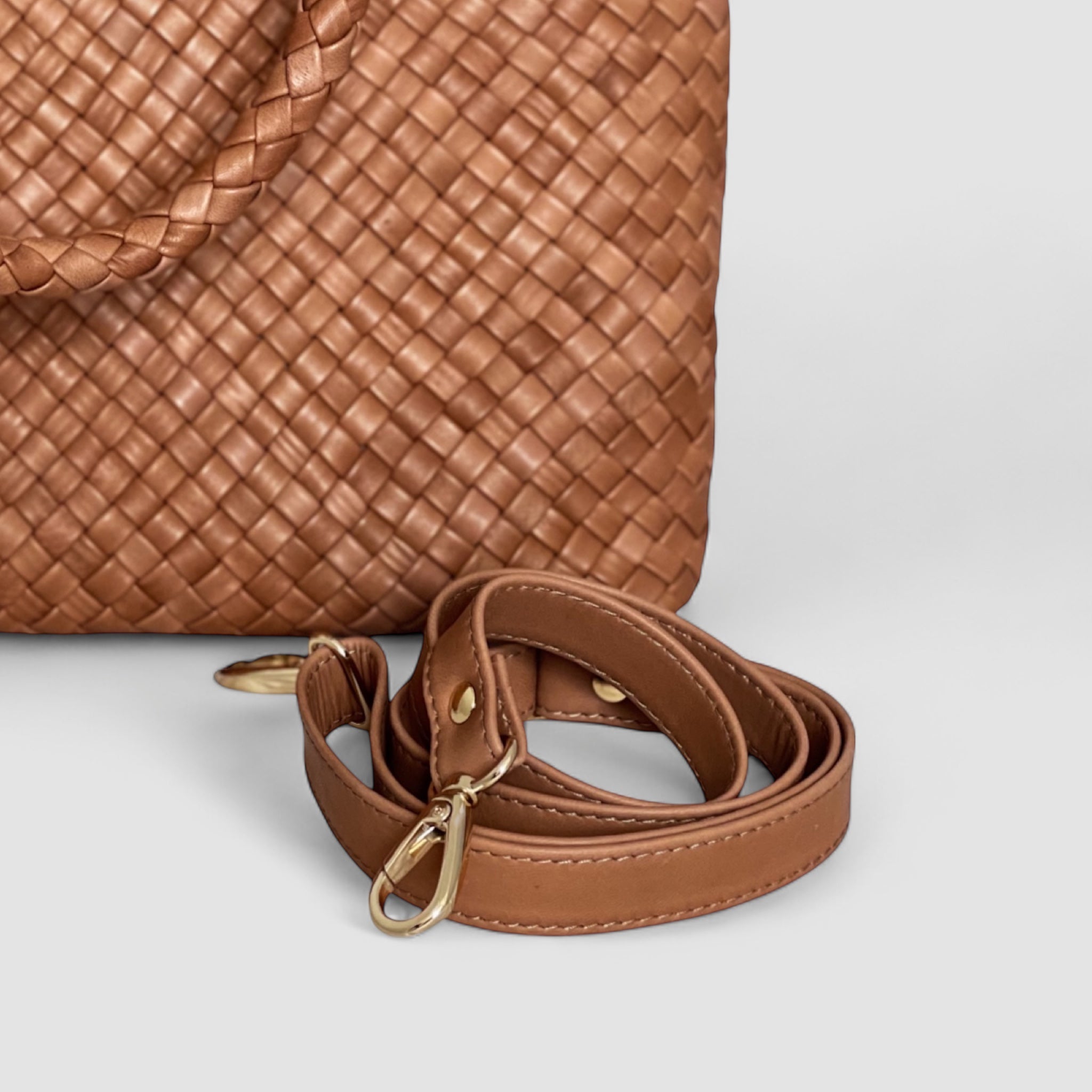 Ribichini Woodstock Babe veske i cognac: Avtakbar skulderstropp med fine gull detaljer. Fleksibel bæremåte.