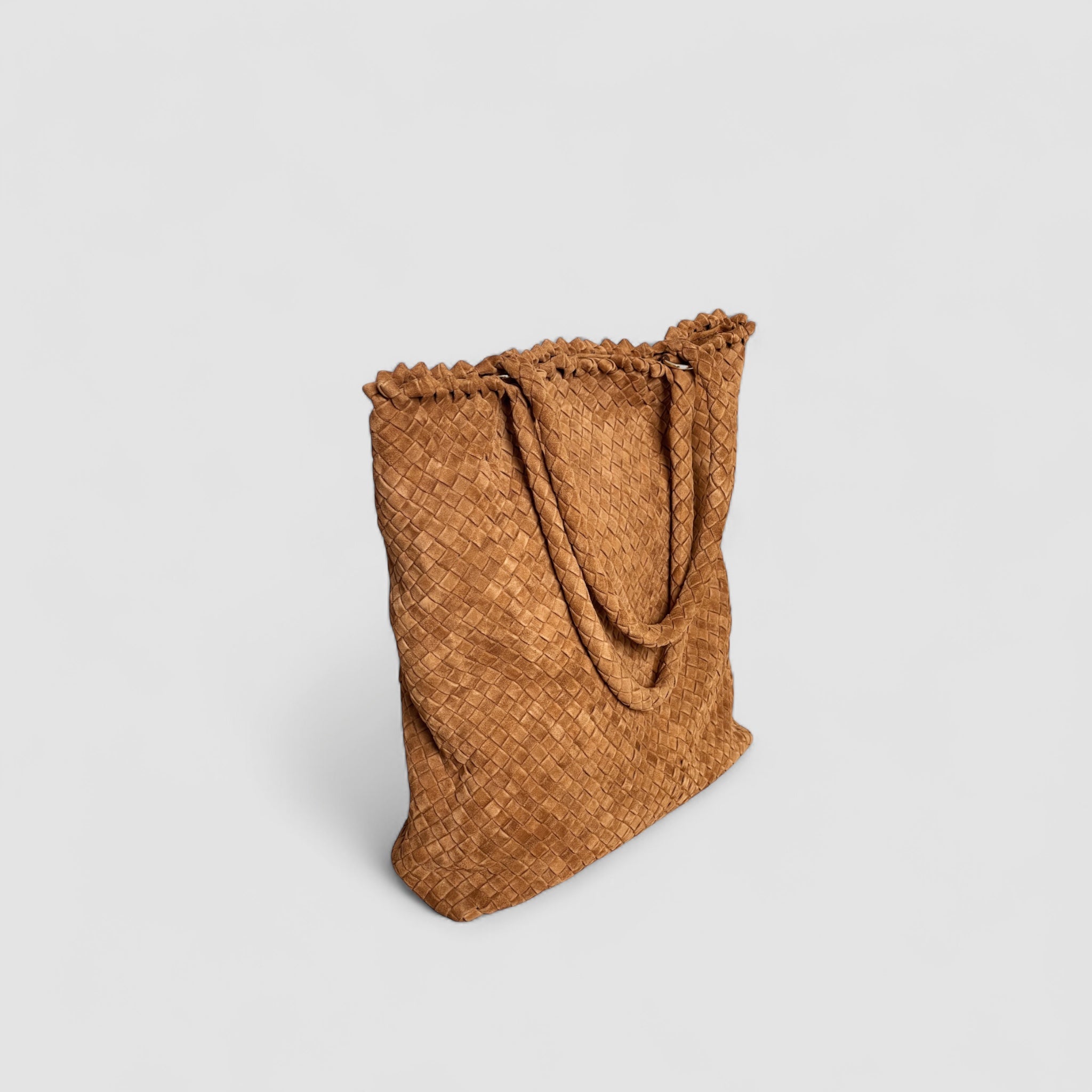 Ribichini Woodstock Royal veske i camel, et luksuriøst uttrykk med flettet semsket lammeskinn.