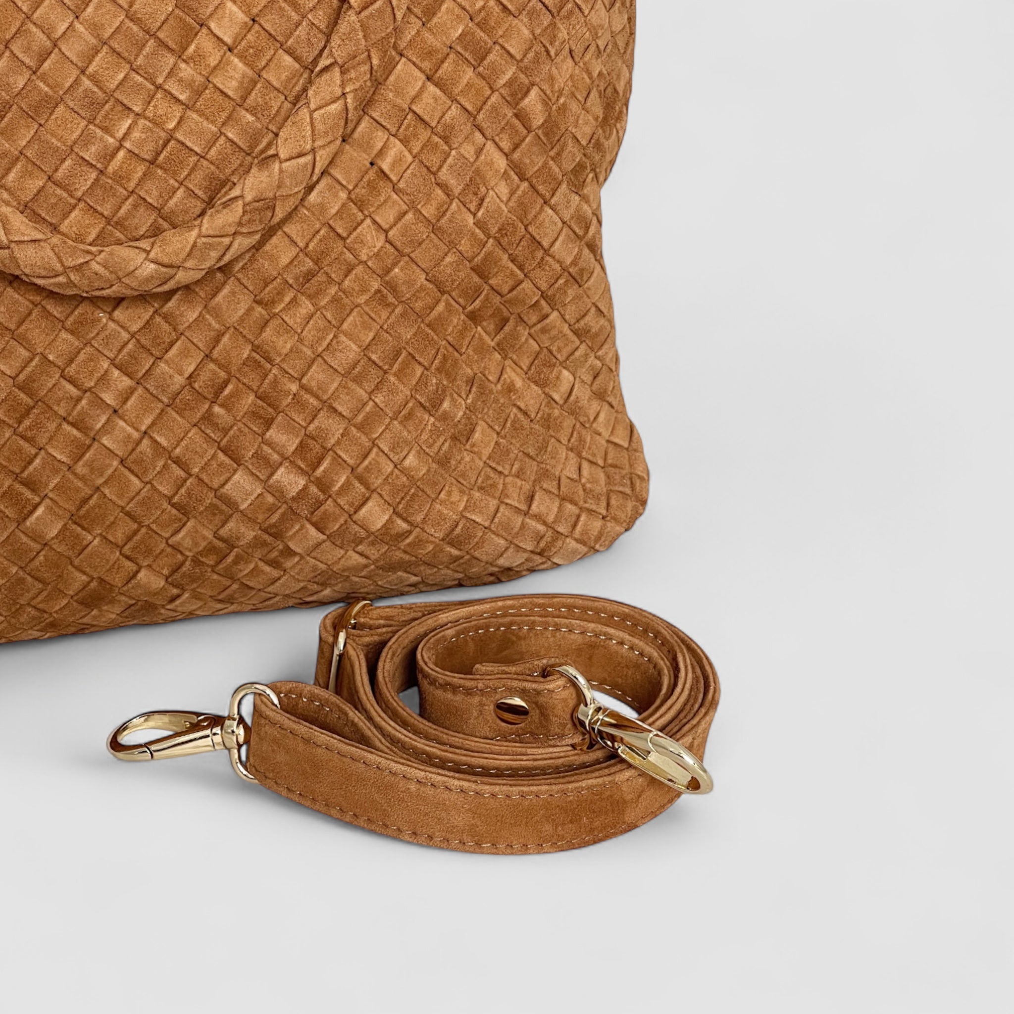 Avtagbar skulderstropp følger med Ribichini Woodstock Royal vesken i camel.