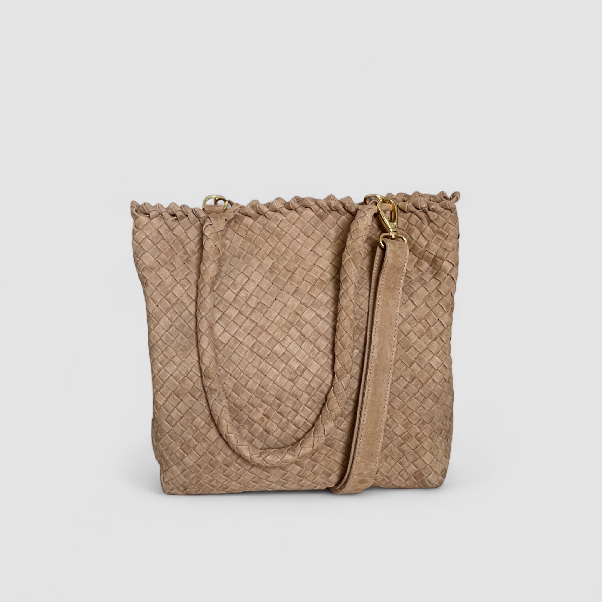 Ribichini Woodstock Royal Babe i terra, eksklusiv veske av flettet semsket lammeskinn, utstråler tidløs eleganse.