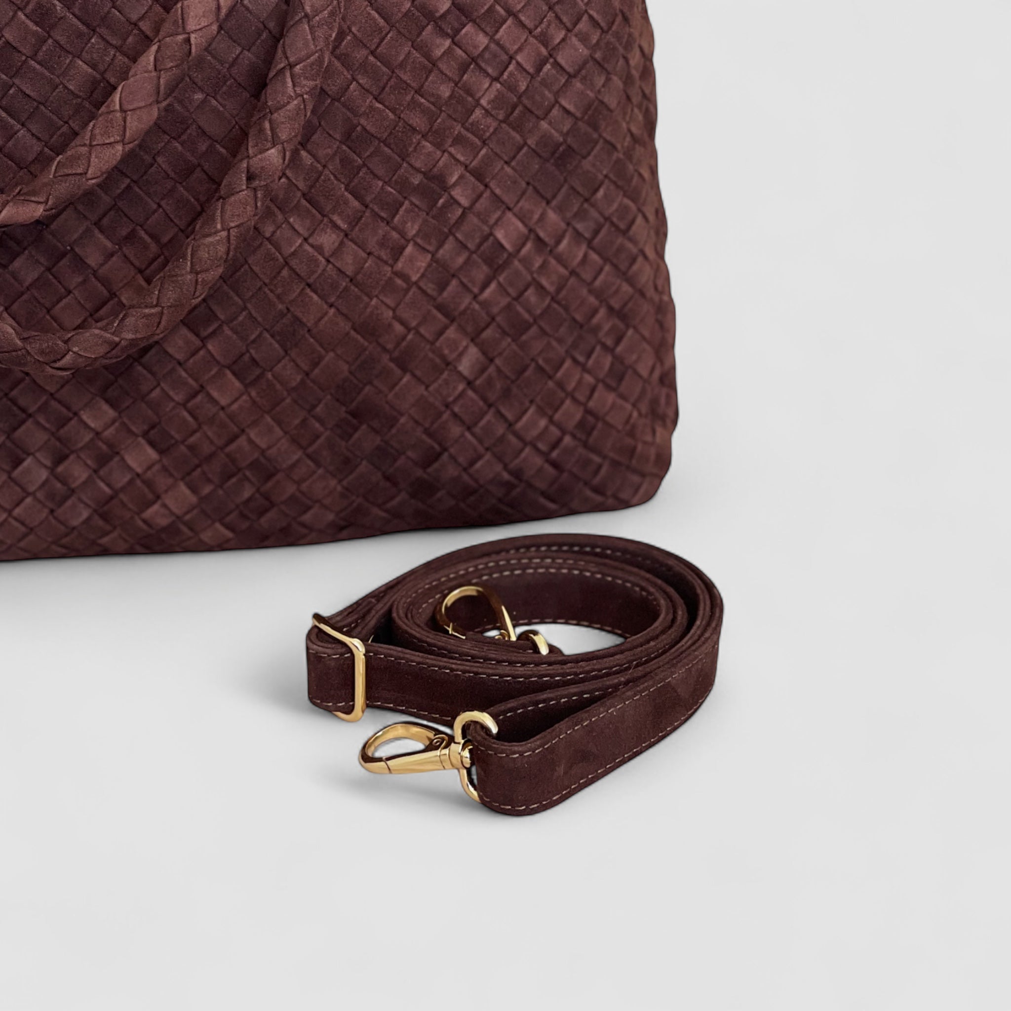 Avtagbar skulderstropp gir fleksibilitet til å bære Ribichini Woodstock Royal vesken i chocolate.