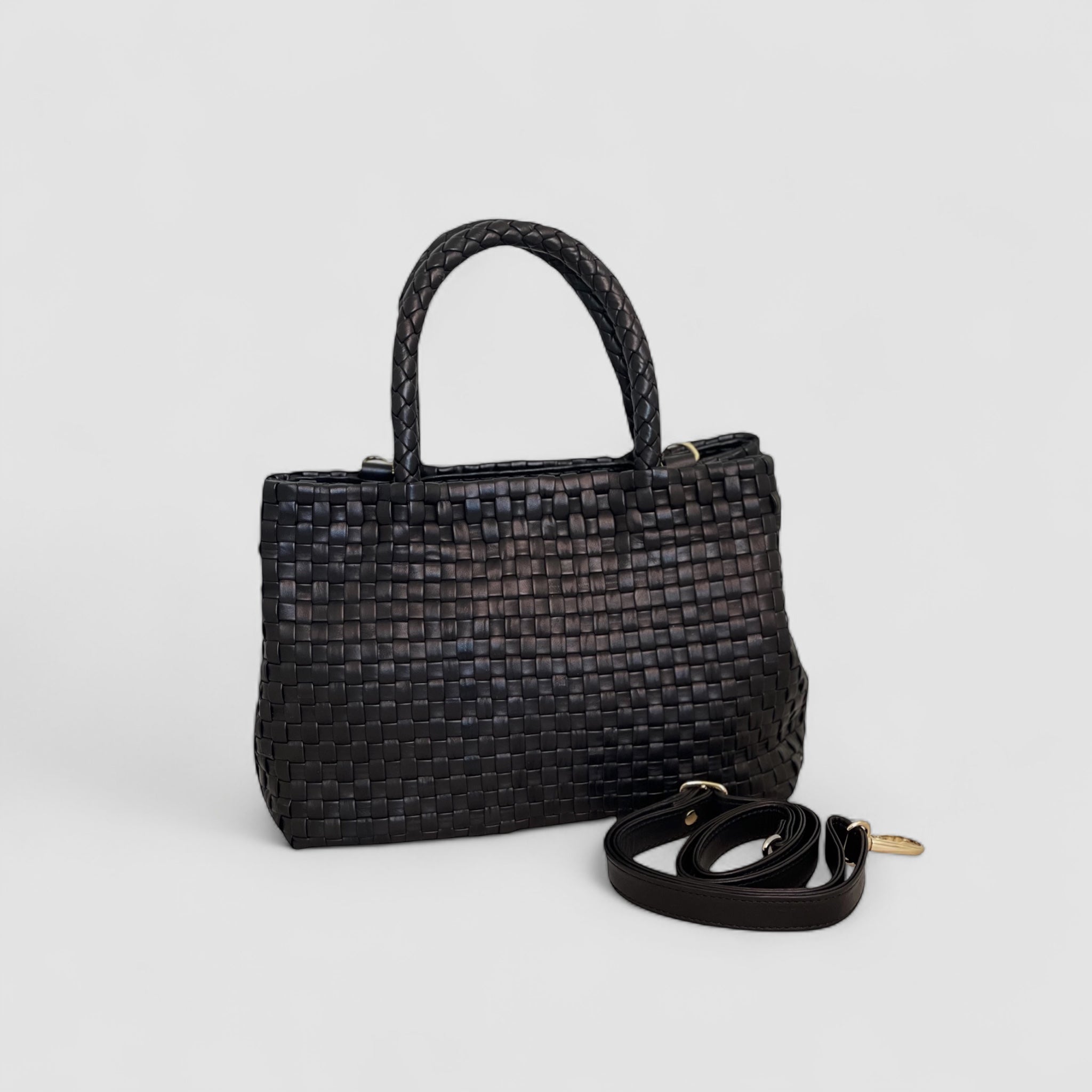 Ribichini Ginny-skinnvesken leveres med en avtagbar skulderstropp, som gir deg fleksibilitet til å bære den over skulderen eller som en crossbody-veske.