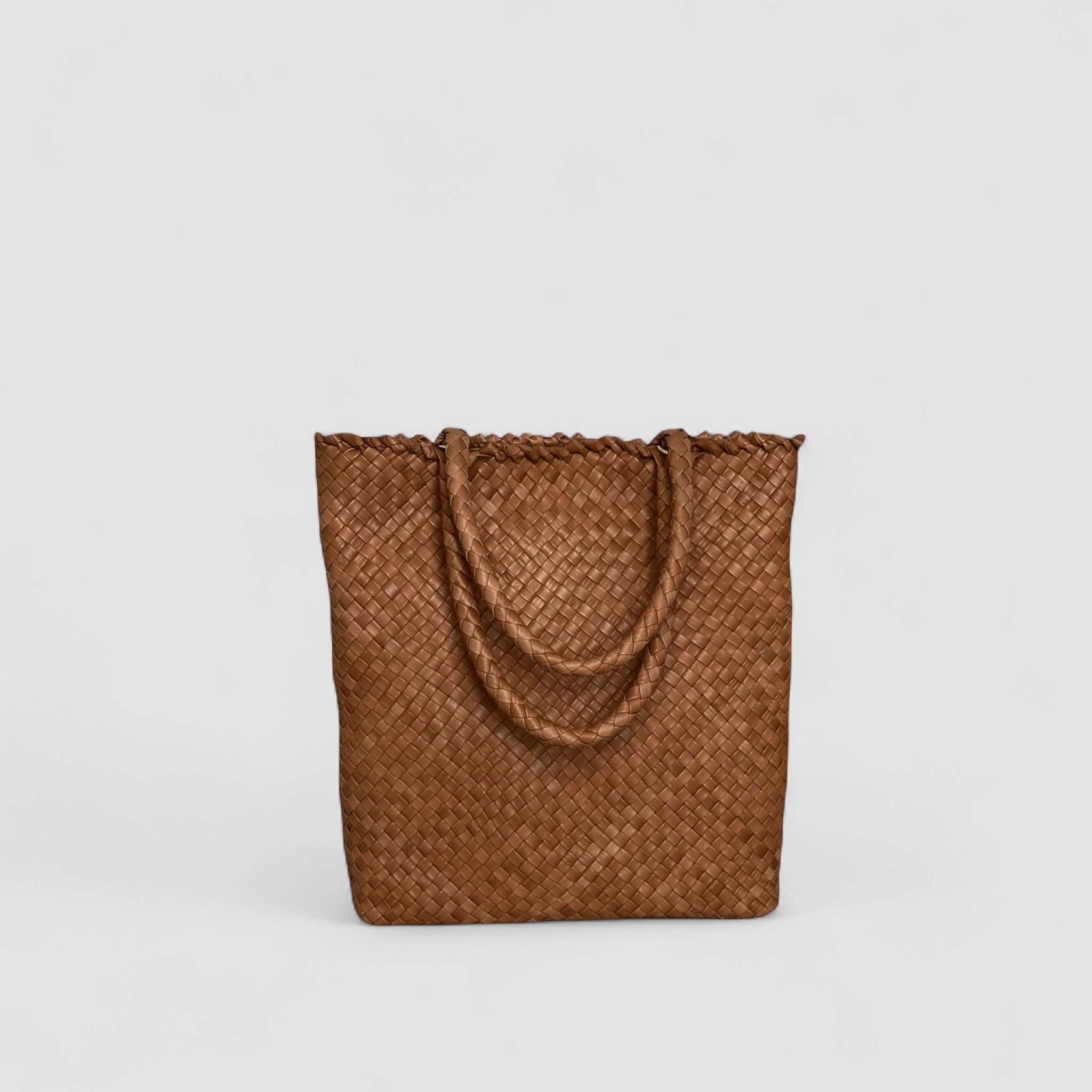 Ribichini Woodstock i Cognac, en stilfull og romslig tote-bag i flettet lammeskinn.