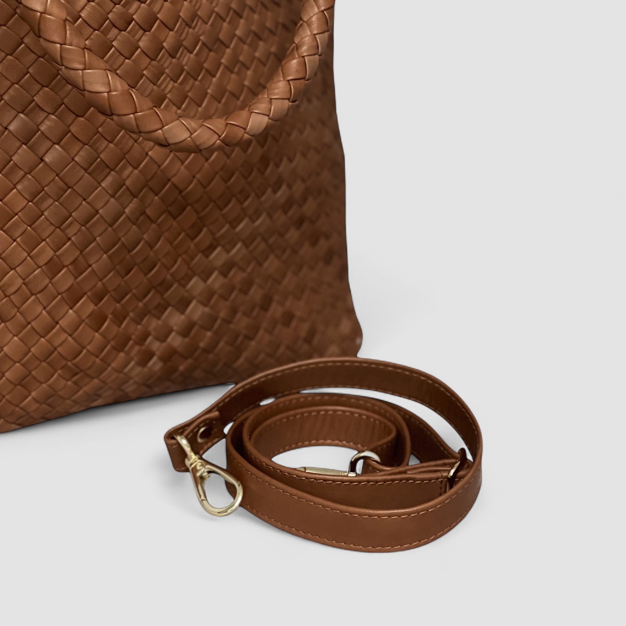 Ribichini Woodstock i cognac: avtagbar skulderstropp med elegante gull detaljer gir fleksibilitet til håndholdt eller skulderbruk.