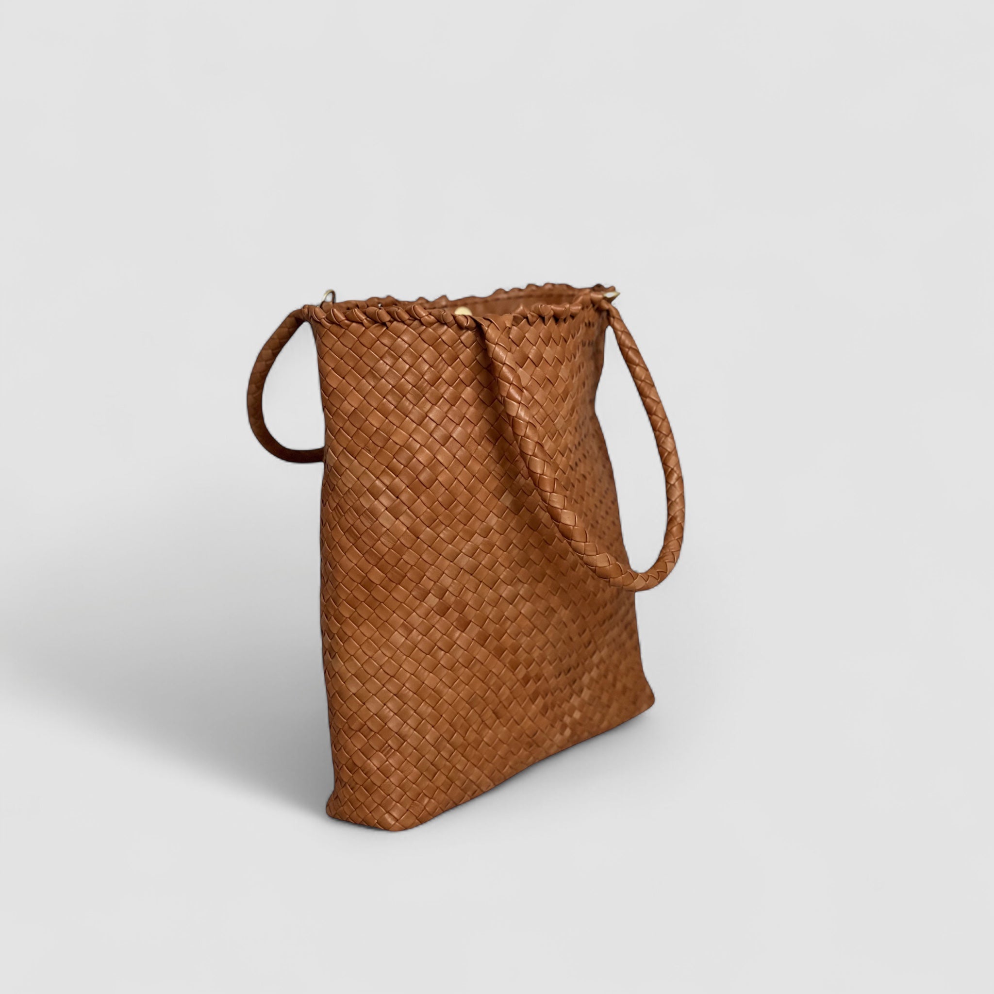 Ribichini Woodstock i cognac: detaljert flettemønster og rik tekstur gir en sofistikert og elegant skinnveske.