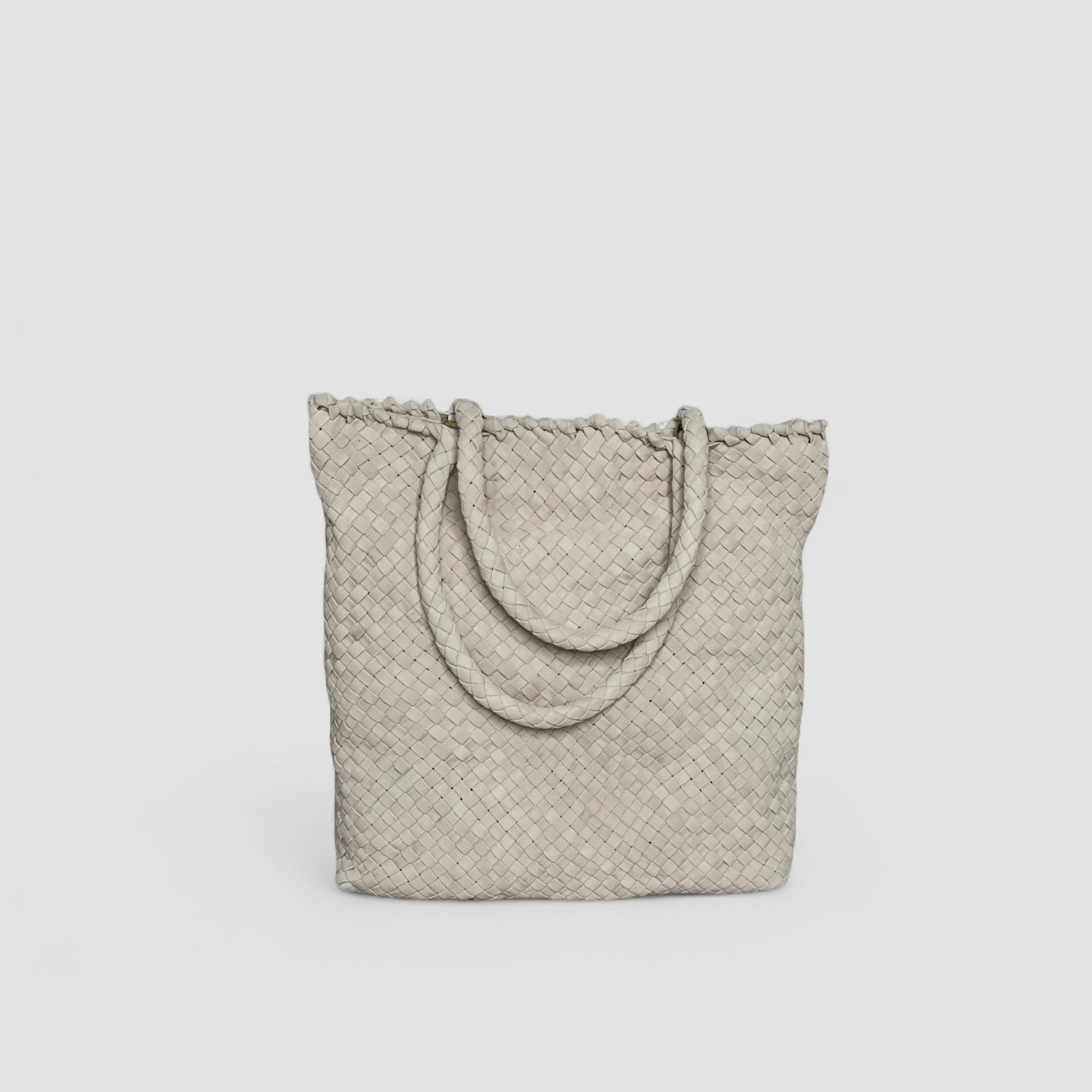 Ribichini Woodstock Royal vesken i sandfargen, håndflettet av semsket lammeskinn, utstråler tidløs eleganse.