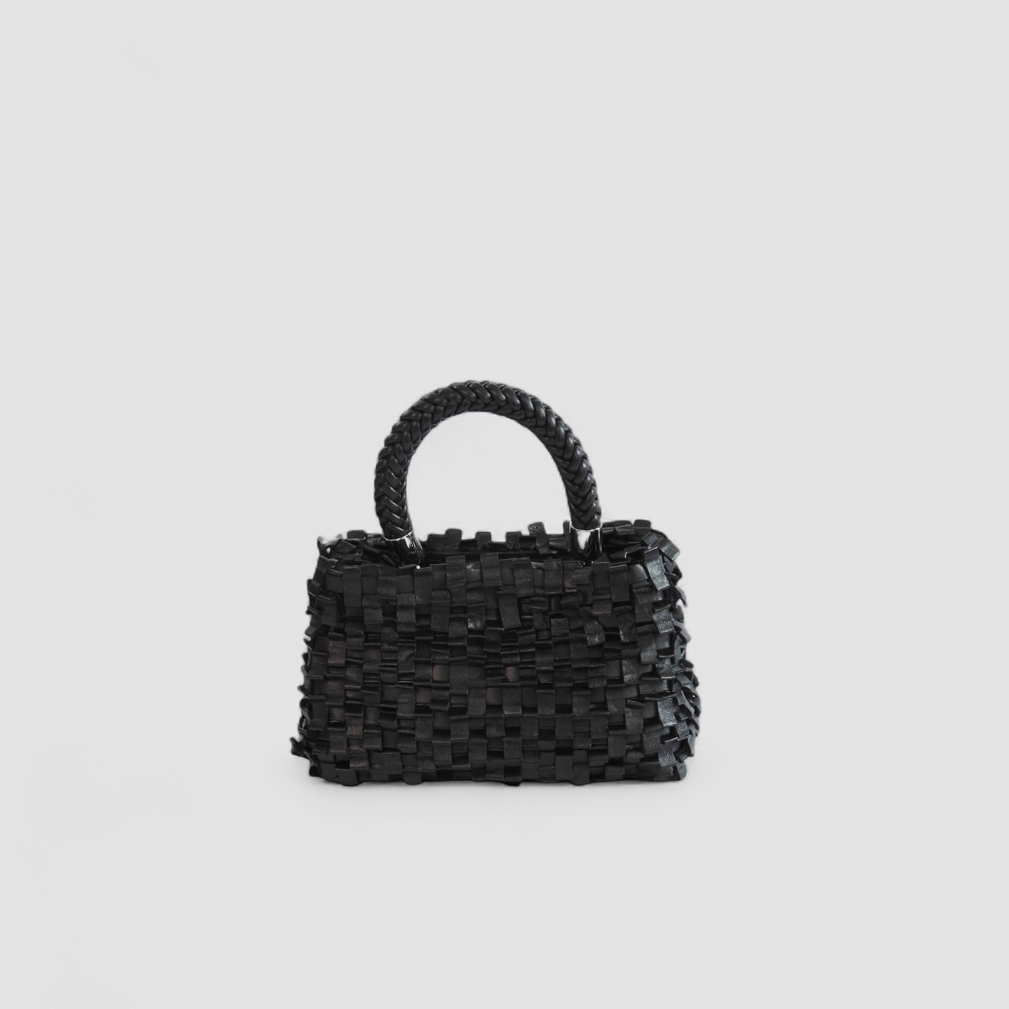 Sort Ribimini veske med plissé og sølvdetaljer. Elegant, unikt håndverk i flettet skinn.