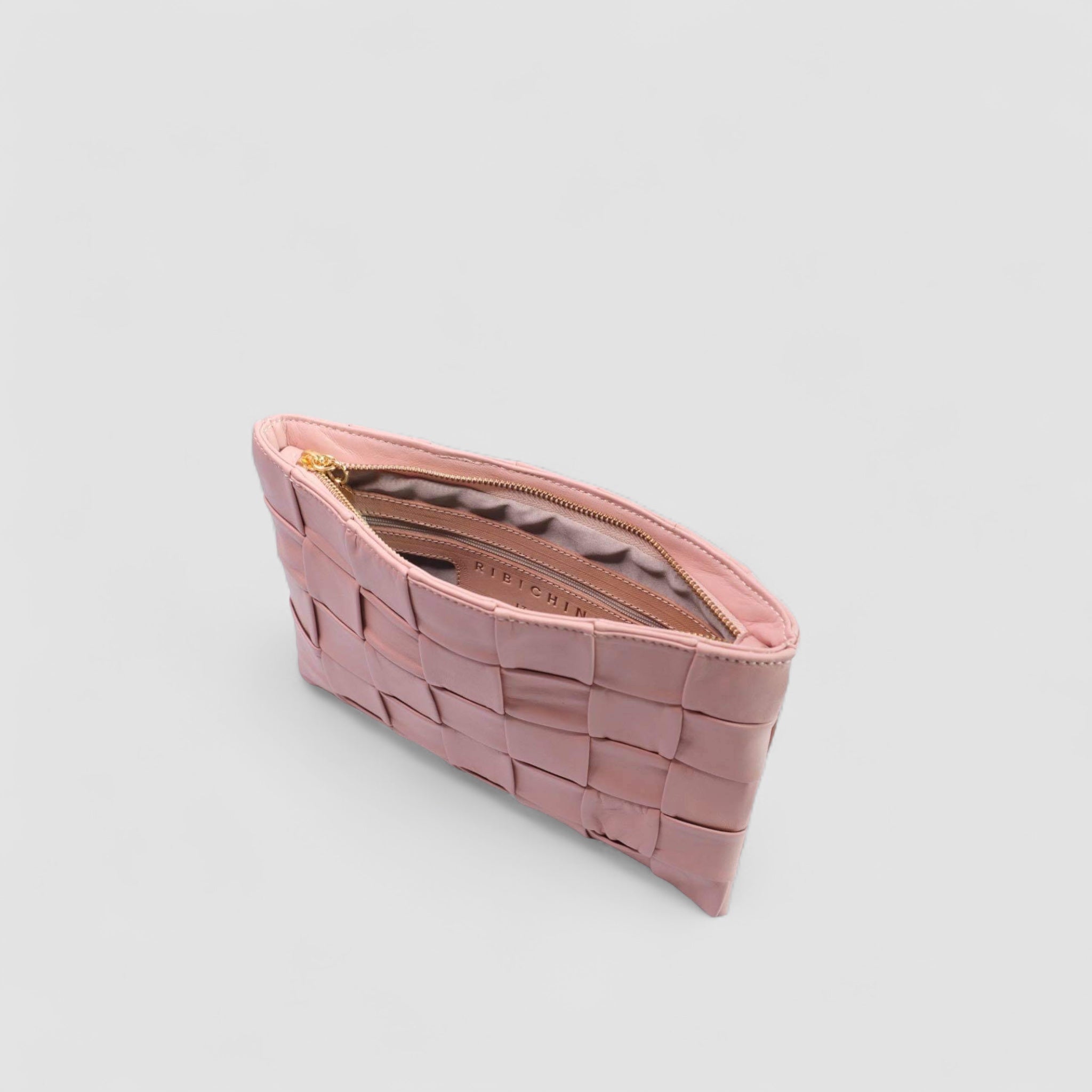 Innsiden av Ribichini Square Clutch i rosa er praktisk og organisert, med en innvendig glidelåslomme for sikker oppbevaring av små gjenstander.