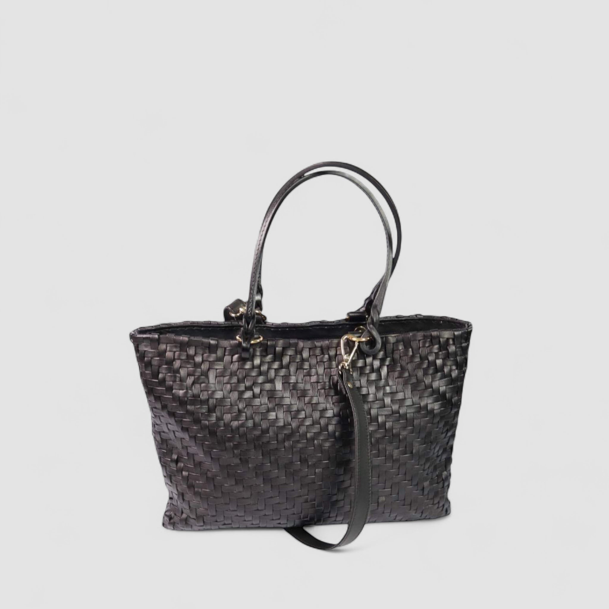 Ribichini Safari skinnvesken i sort med avtagbar skulderstropp. Flettet skinn og justerbar bæremetode gir både stil og komfort.