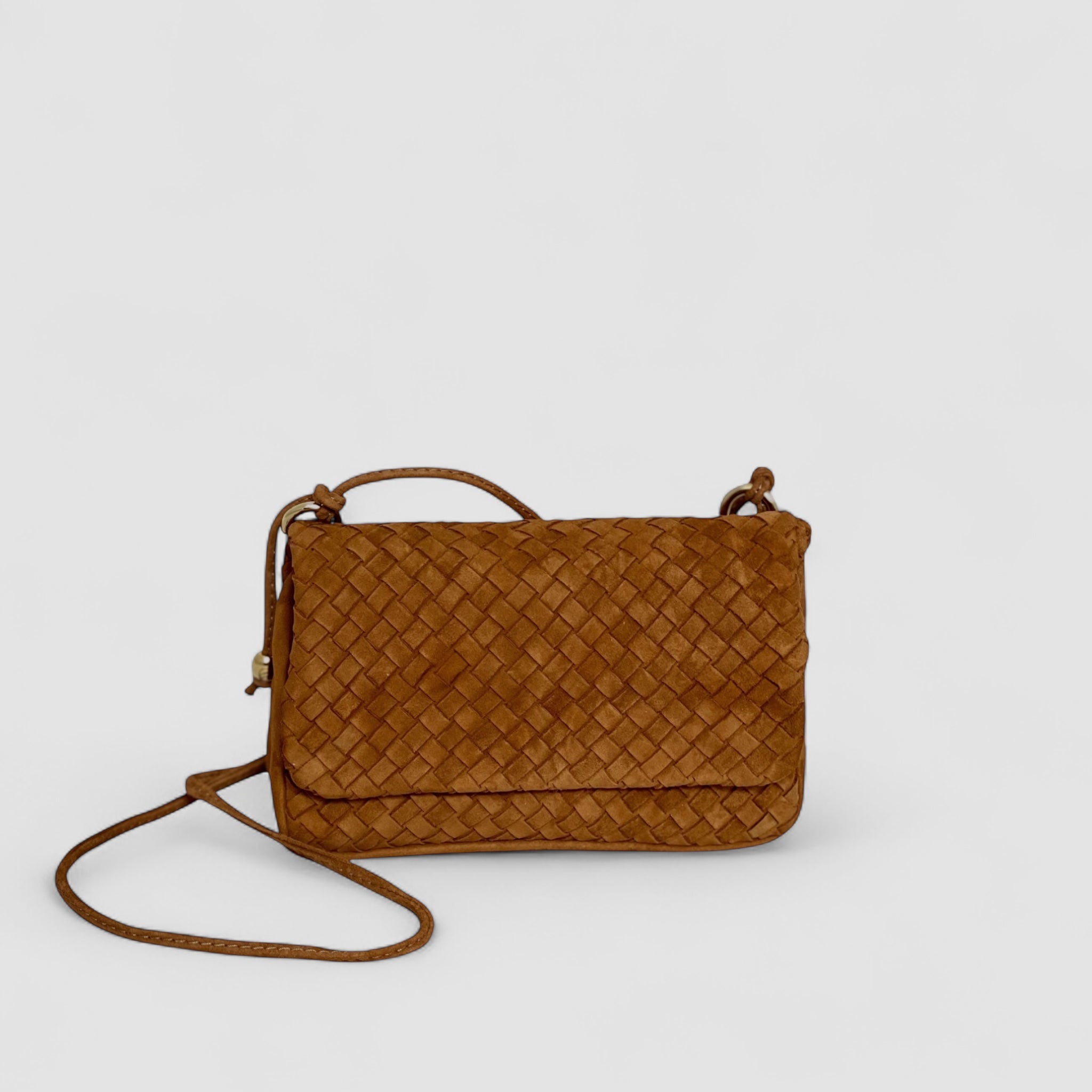 Ribichini Undercover i fargen camel er en praktisk og stilfull flettet skinnveske laget av førsteklasses semsket skinn.