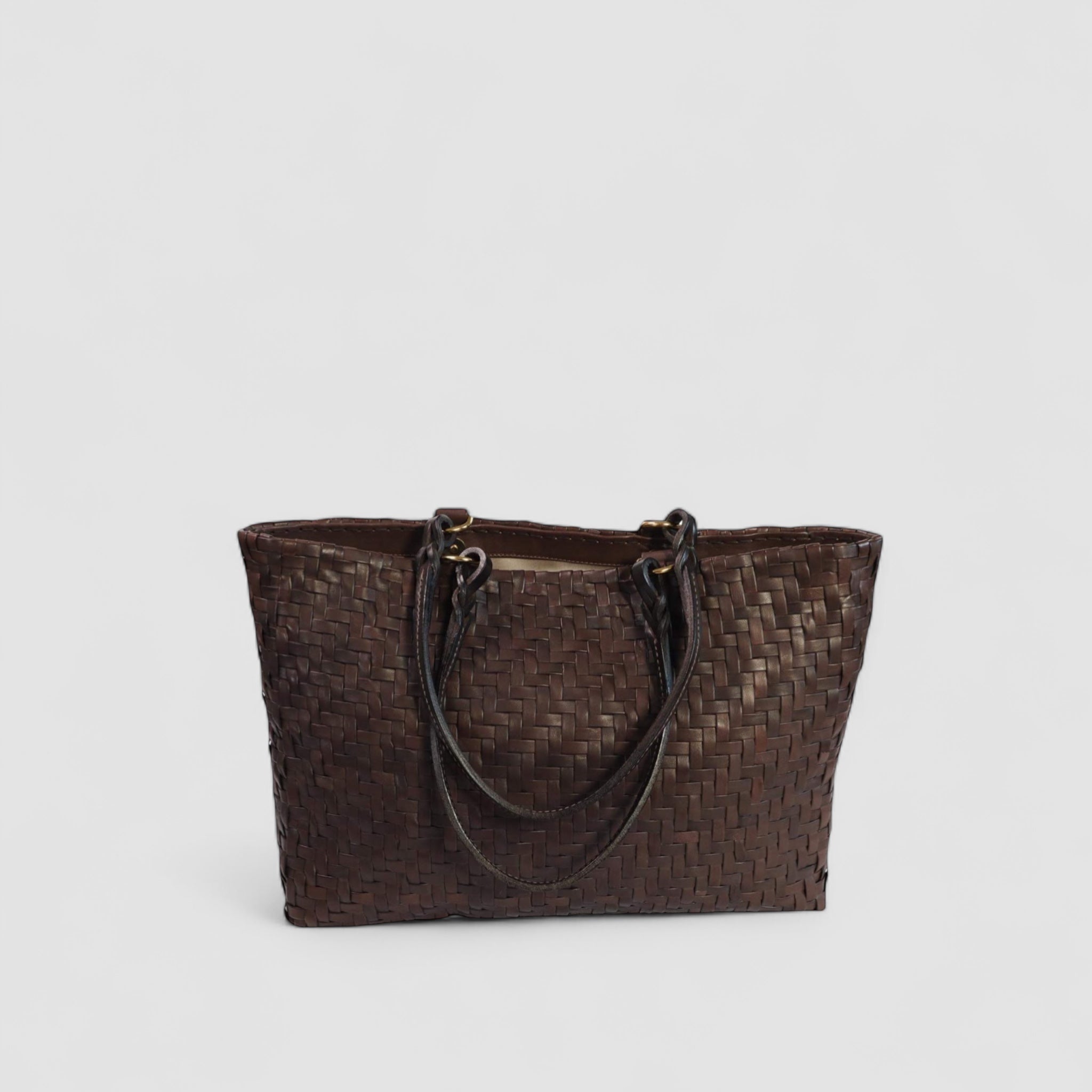 Ribichini Safari i brunt lammeskinn er en stilig veske med flettet fiskebensmønster, unikt og iøynefallende.