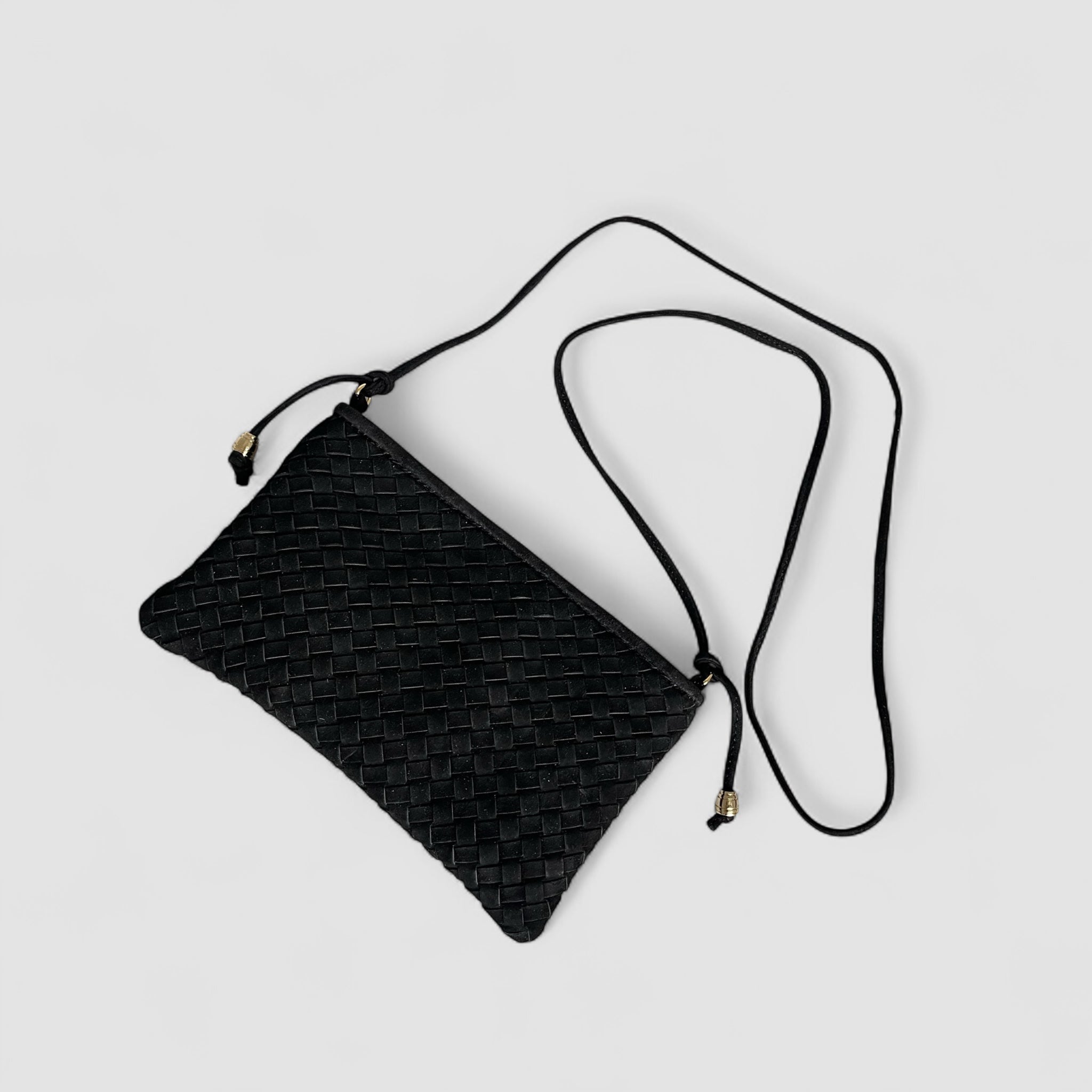 Ribichini Camper clutch i sort semsket lammeskinn. Den har et flettet utseende og fine gulldetaljer, noe som gjør den både unik og stilig.