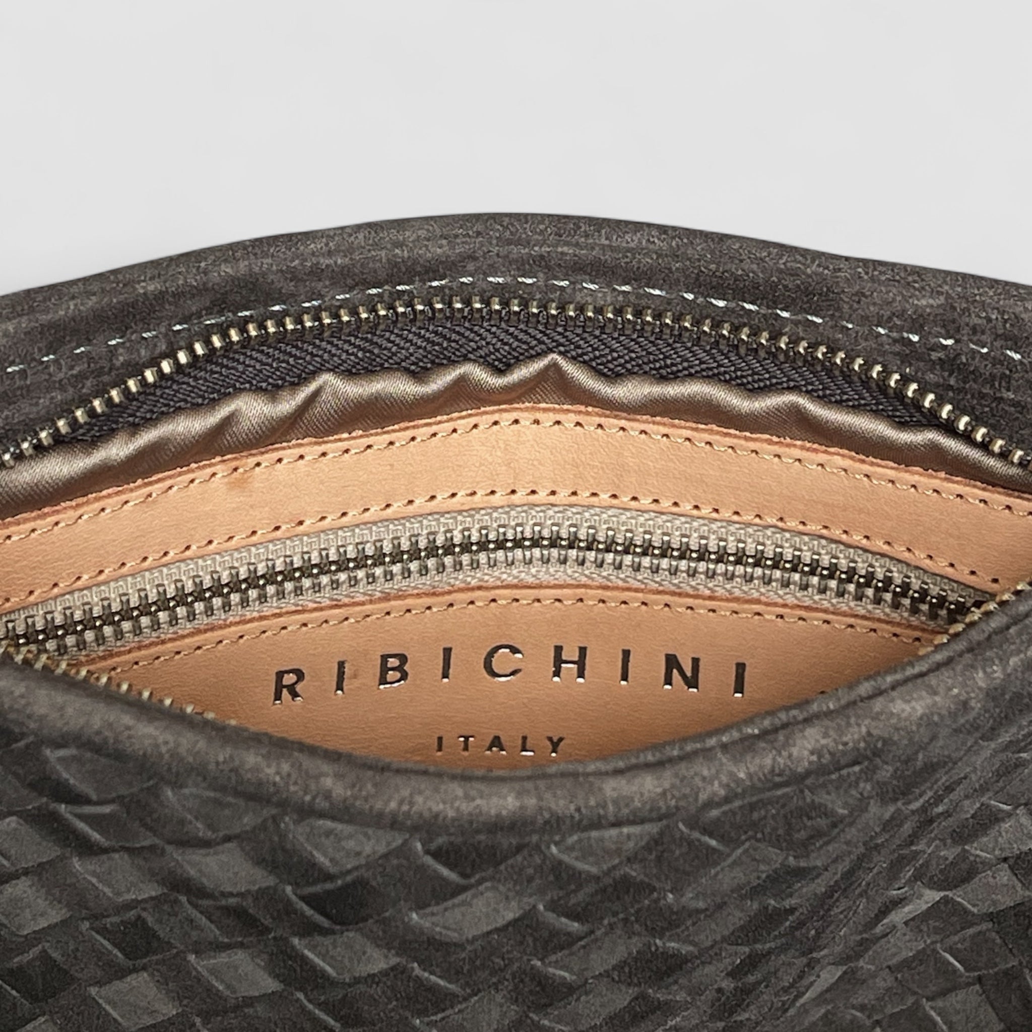 Bildet gir innsikt i Ribichini Camper clutch i fargen graphite.