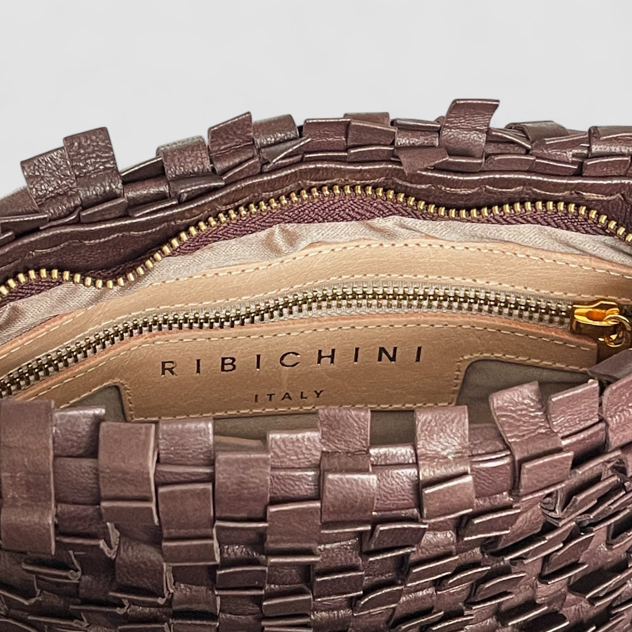 Ribichini Loren Clutch i brun har en praktisk og organisert innside. Den har en glidelåslomme hvor du kan oppbevare verdisaker eller små gjenstander sikkert.