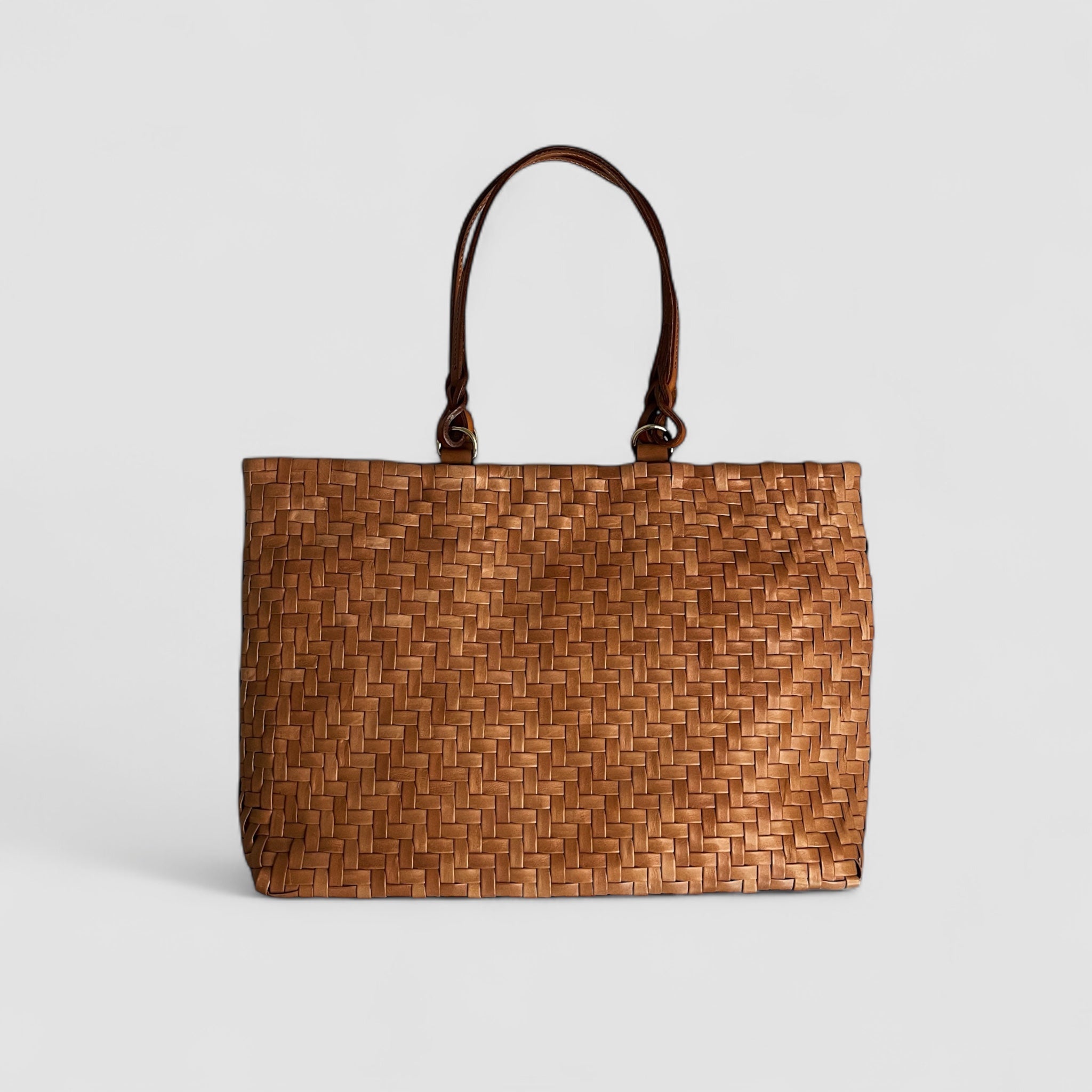 Ribichini Safari-vesken i cognacfarget lammeskinn har et unikt fiskebensmønster og elegante detaljer på hankene.