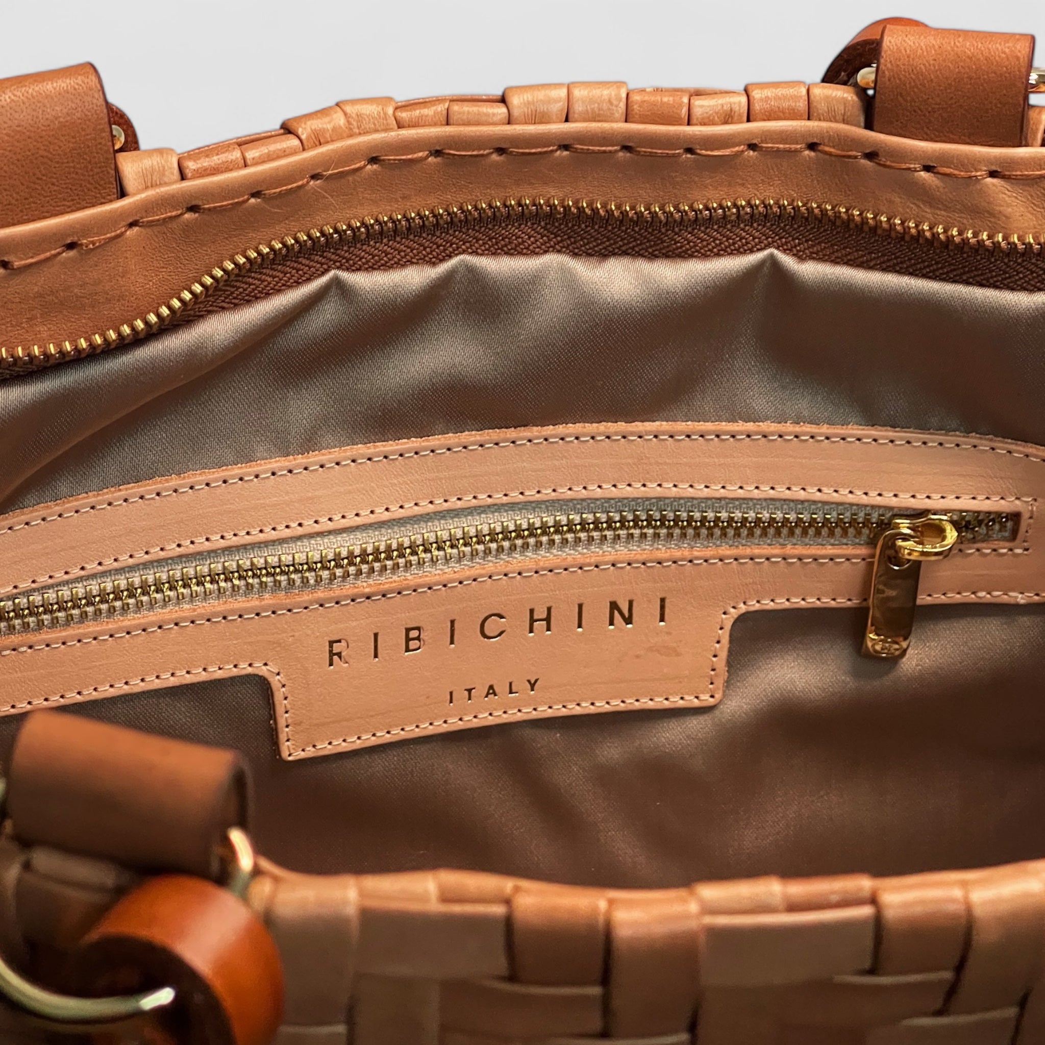 Bildet gir et detaljert inntrykk av innsiden av Ribichini Safari-vesken i cognacfarge.