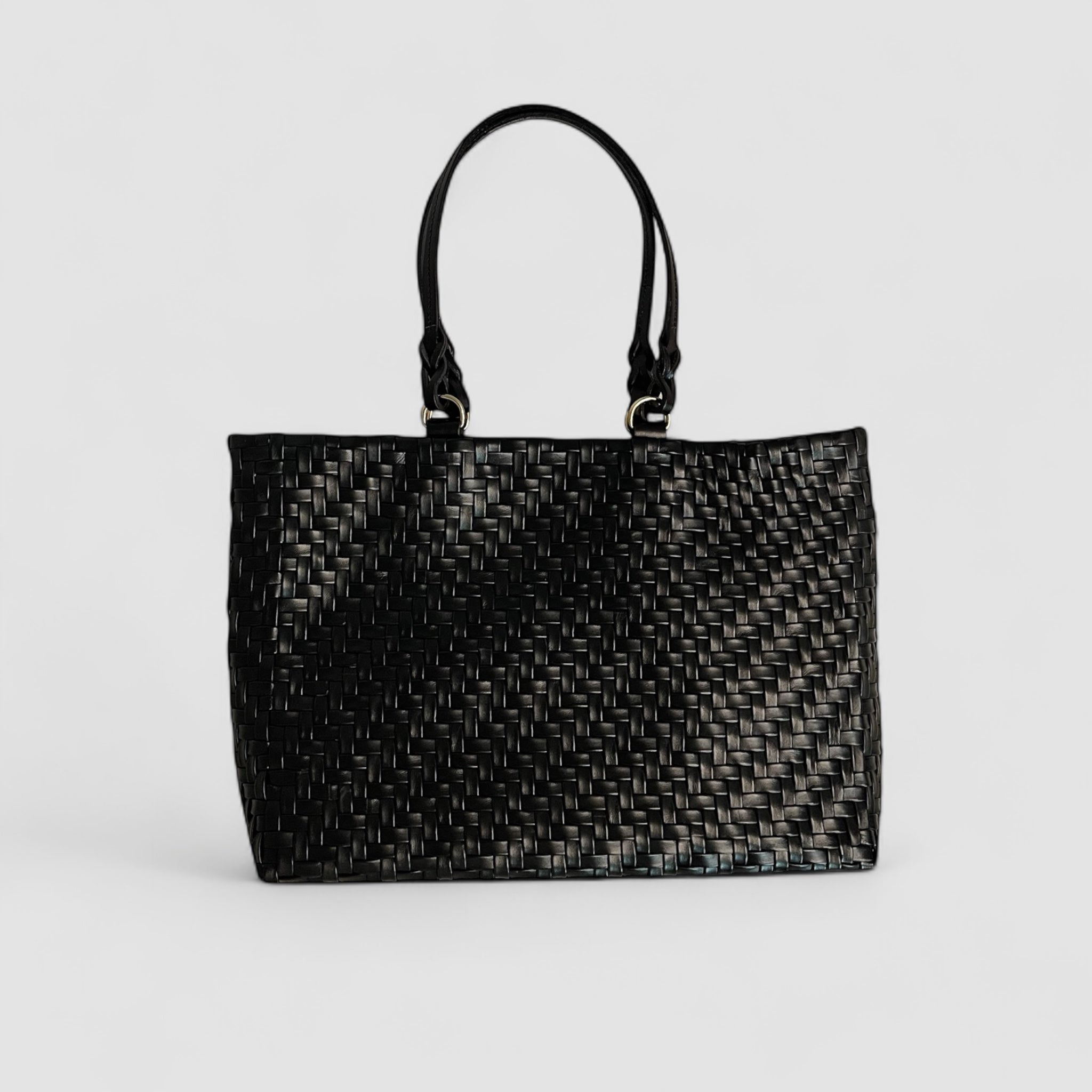 Ribichini Safari i sort lammeskinn er flettet i et vakkert fiskebensmønster, med dekorerte sorte hanker.