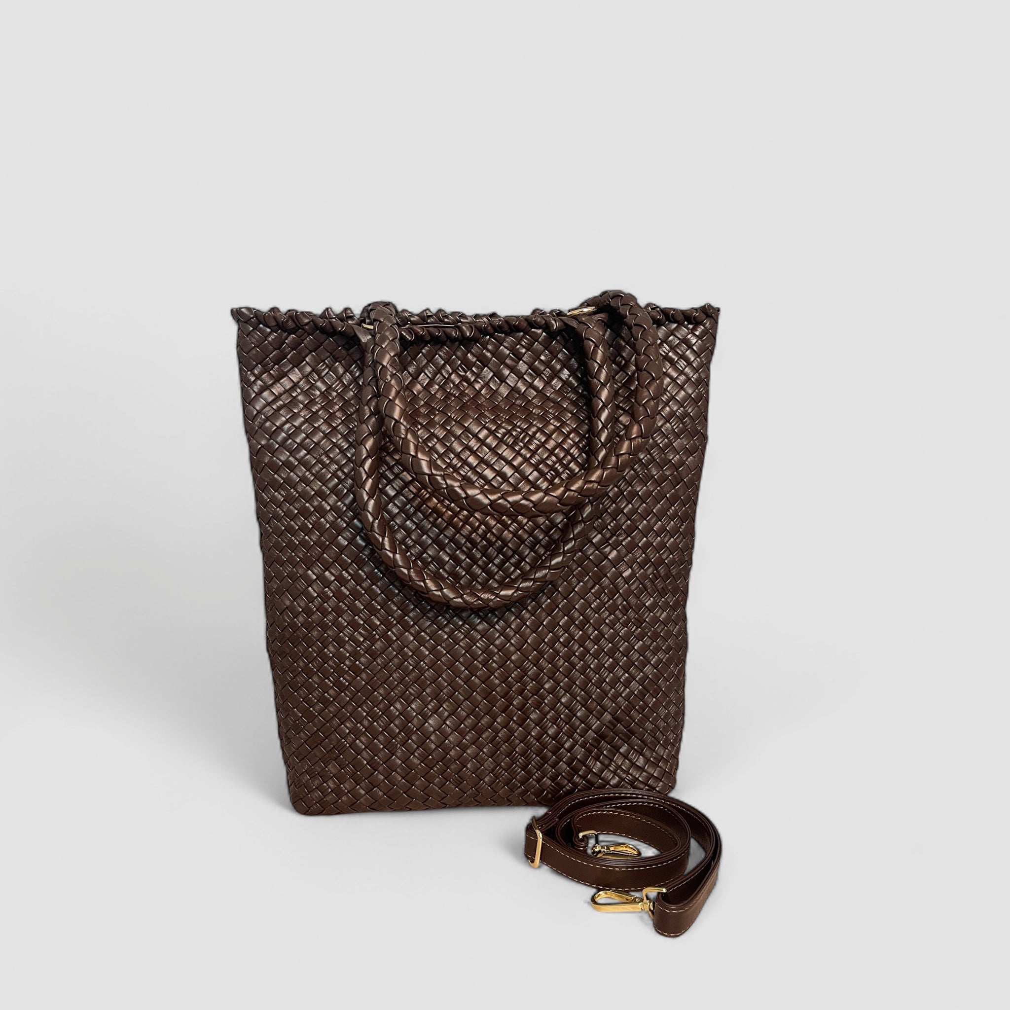 Ribichini Woodstock i sjokoladefarge har en avtagbar skulderstropp med elegante gull detaljer.