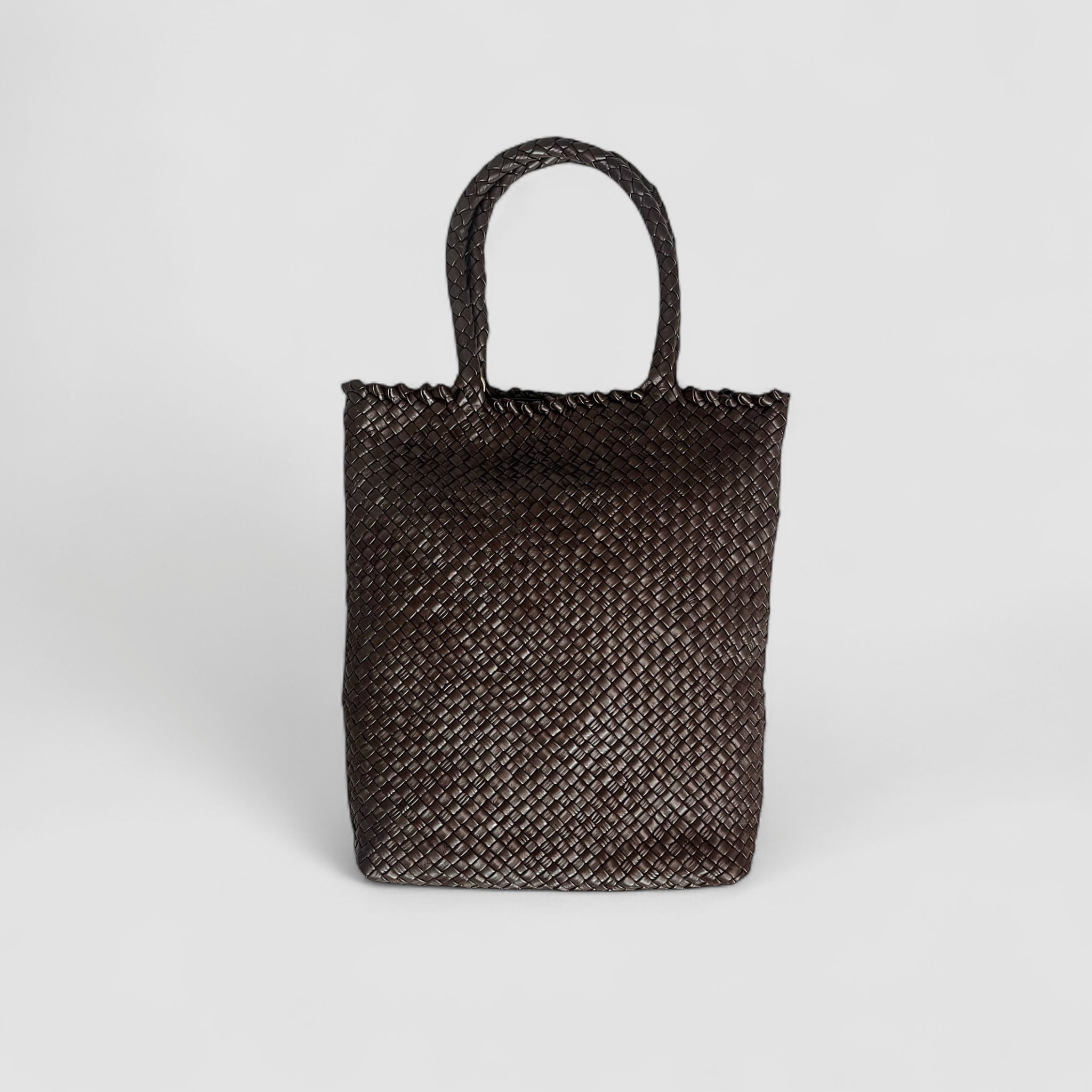 Ribichini Woodstock i sjokoladefarge, en elegant tote-bag av flettet lammeskinn, perfekt for hverdagen.