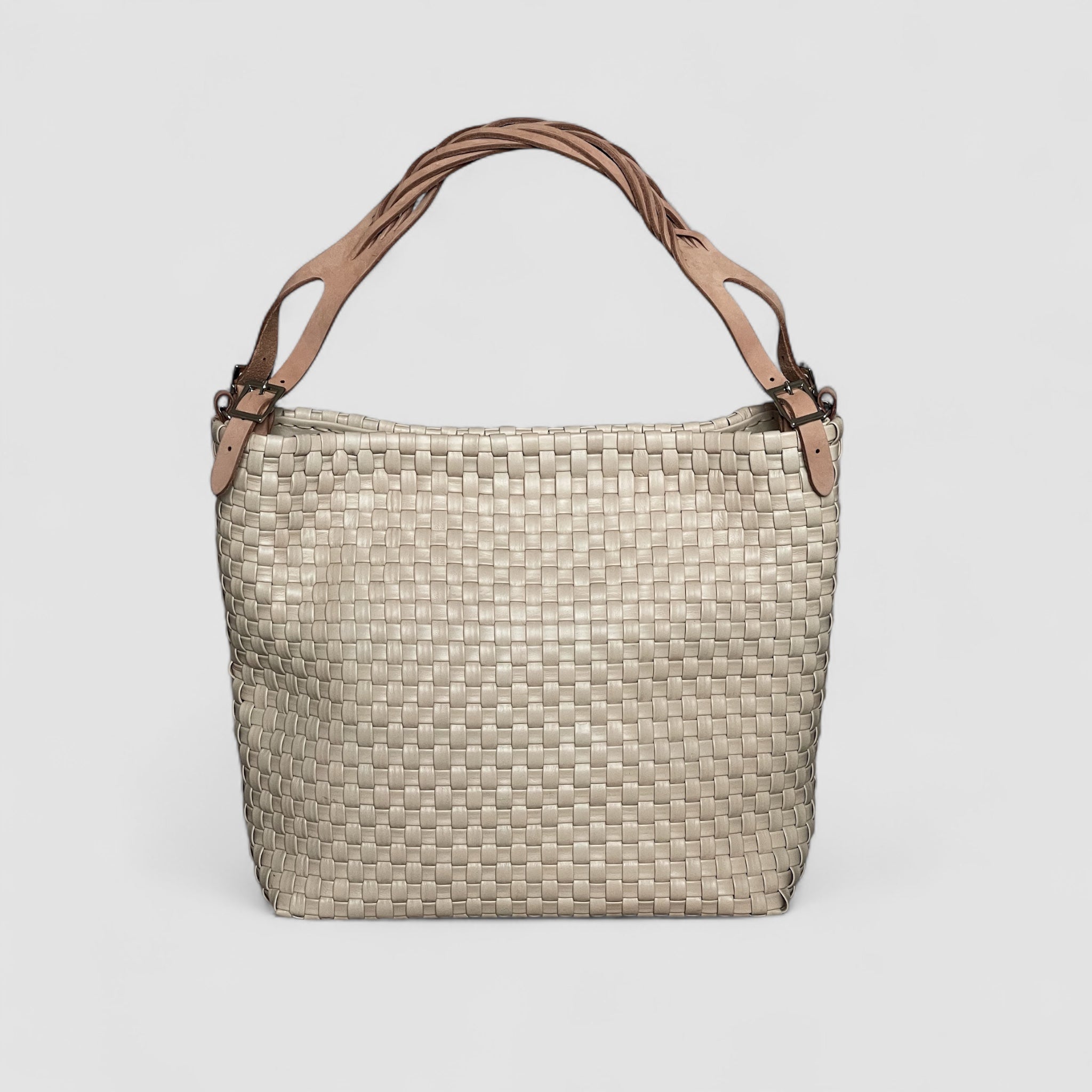 Ribichini Camper Clean i ice-farget flettet skinn, med sølvdetaljer for ekstra luksus.