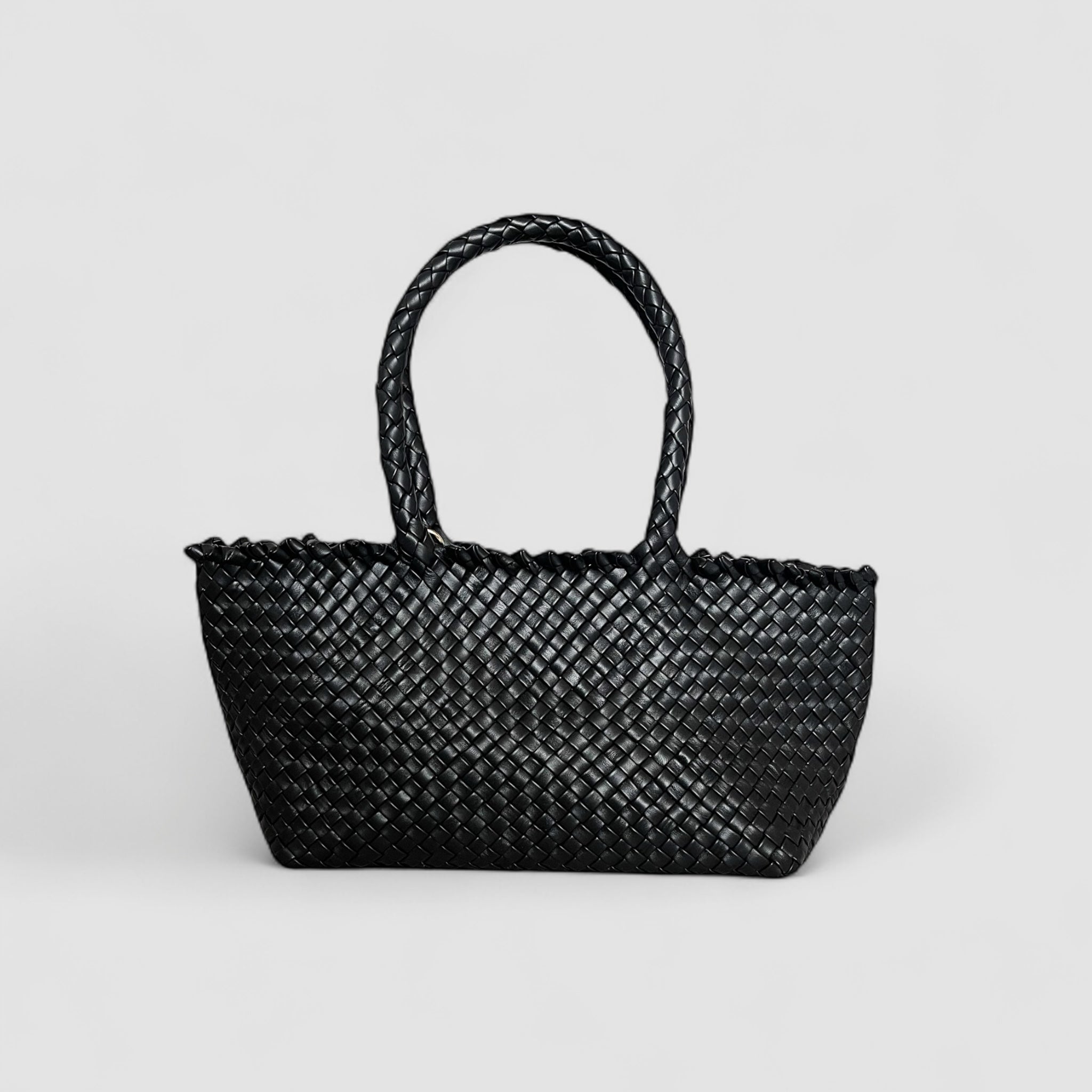 Ribichini Woodstock Classic Babe i svart, håndlaget veske i flettet lammeskinn med doble bærehåndtak.