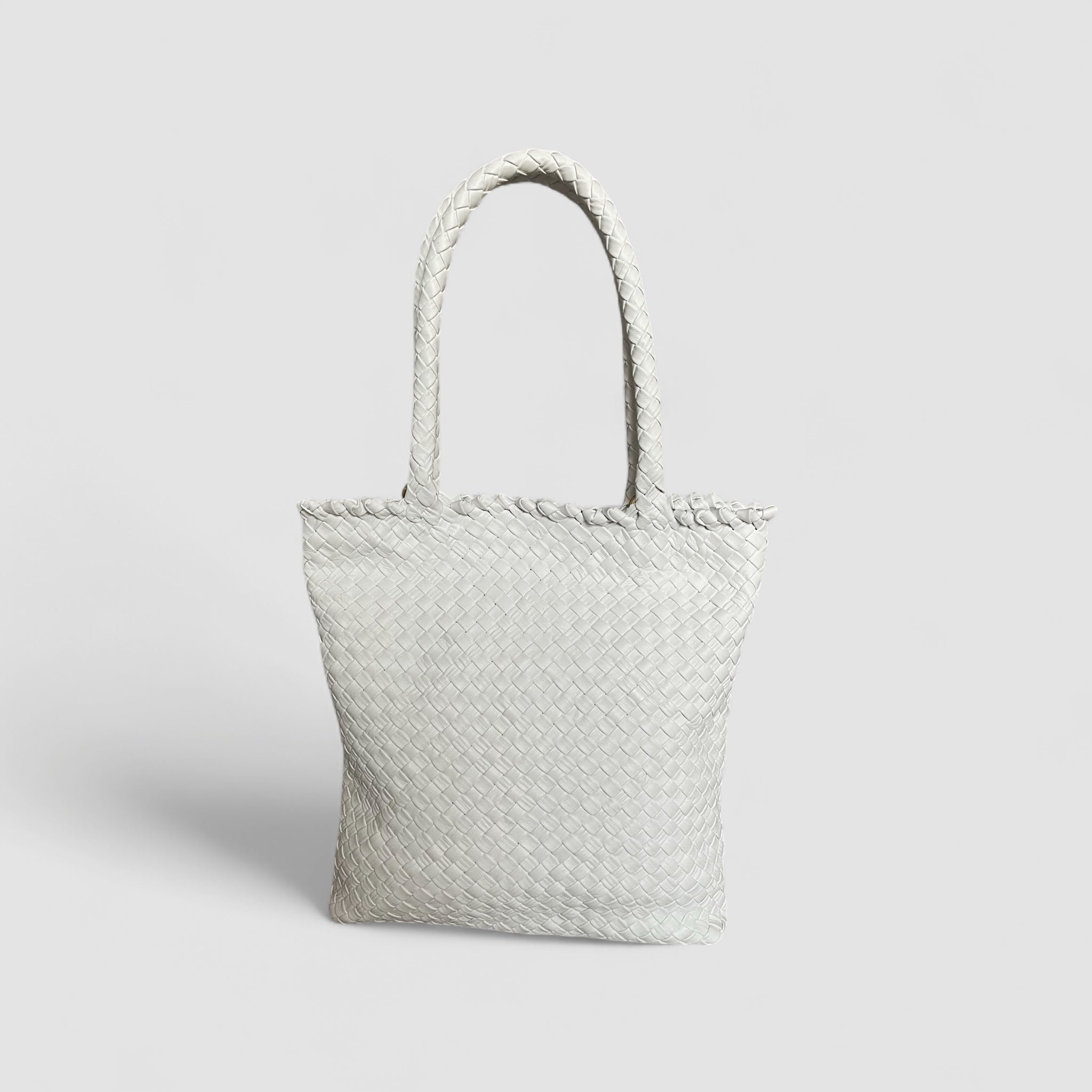 Ribichini Woodstock Babe i hvitt er en eksklusiv veske i flettet lammeskinn.