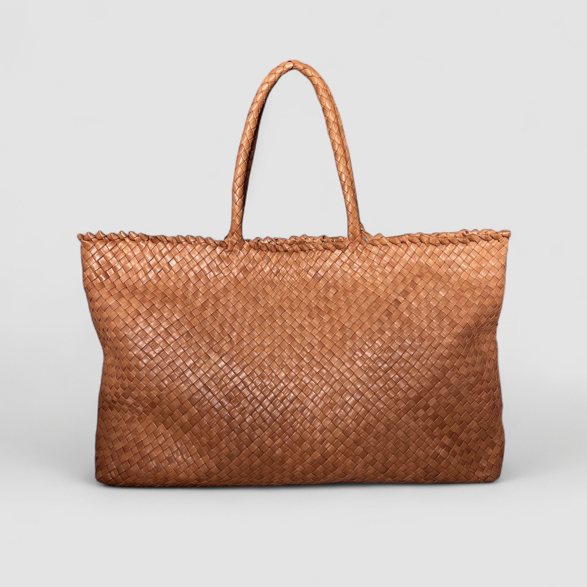 Ribichini Woodstock weekend veske i cognac, håndflettet med solid håndtak og topp-glidelås, ideell for enhver anledning.