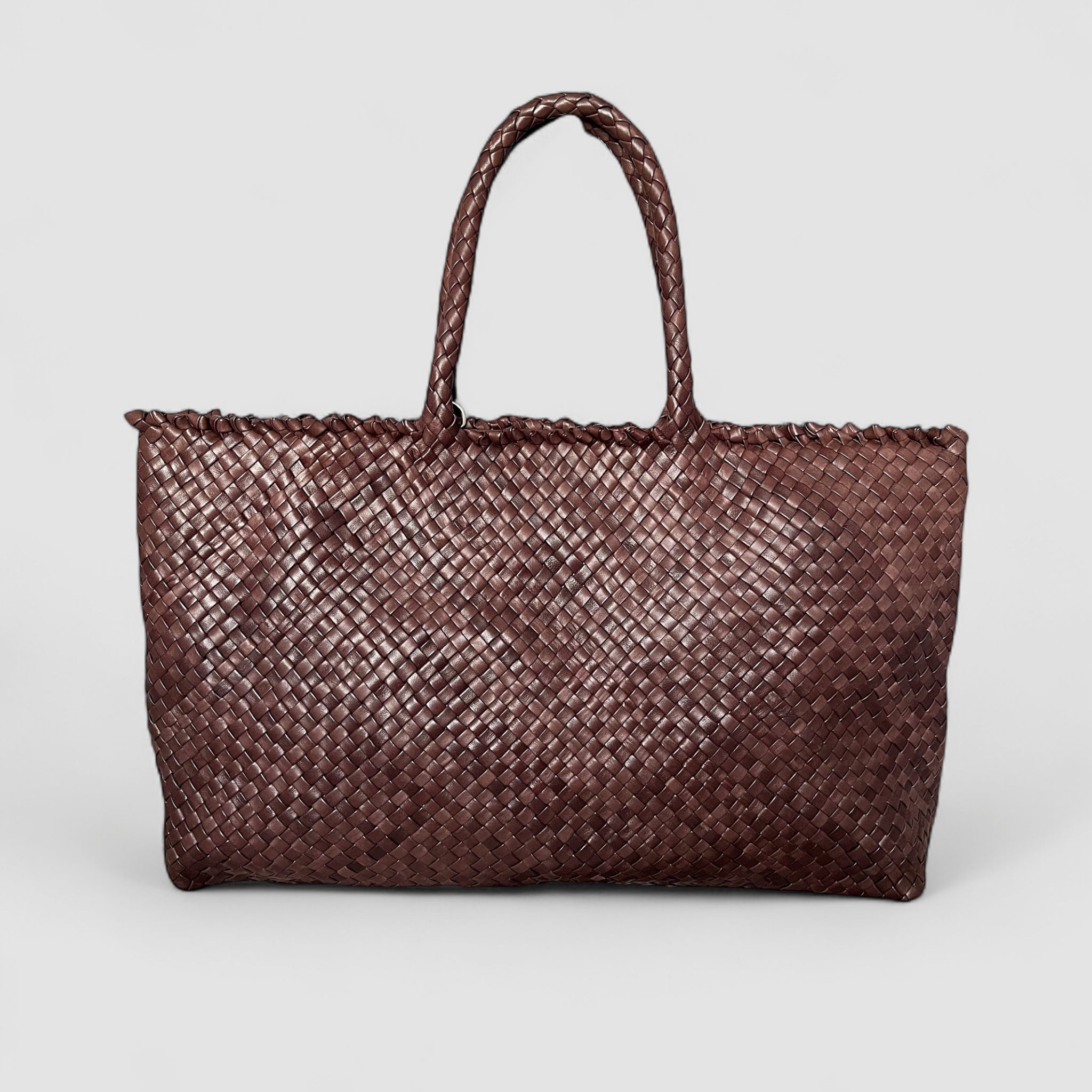 Ribichini Woodstock weekend veske i brun, håndflettet lammeskinn med gullfargede detaljer, romslig og elegant for enhver anledning.