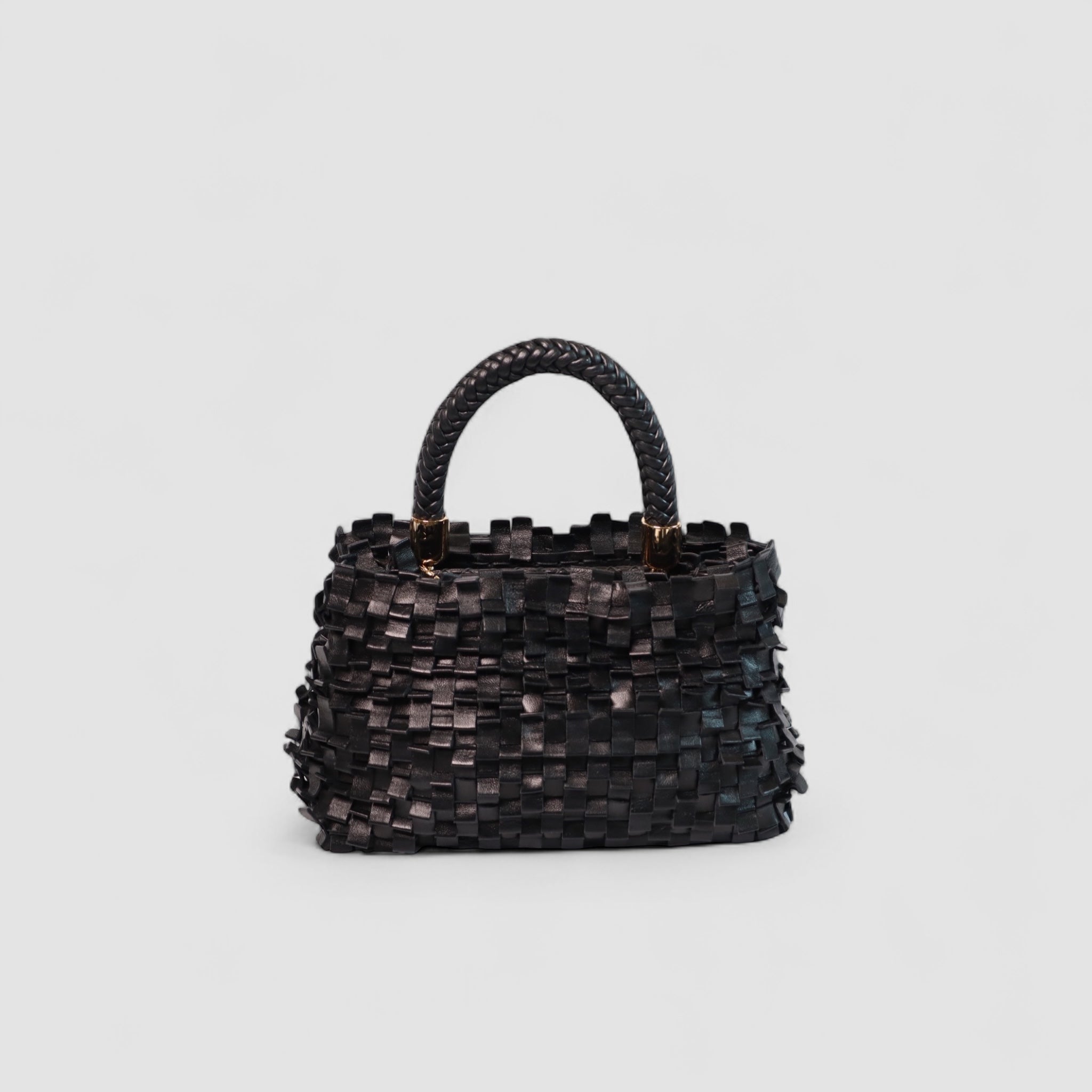 Sort Ribimini-veske med plisséfletting og gulldetaljer. Elegant, unik og håndlaget.