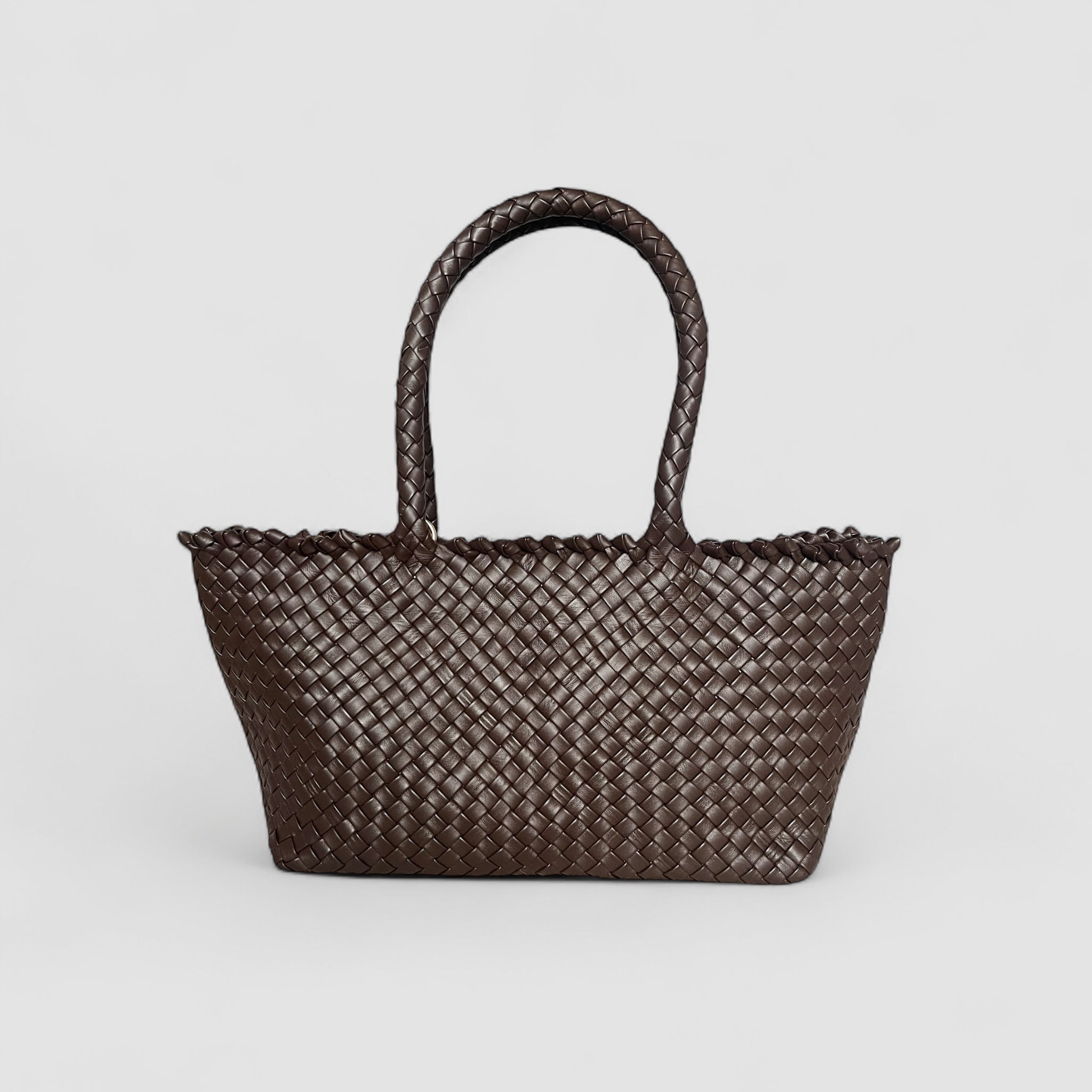 Ribichini Woodstock Classic Babe i flettet lammeskinn i fargen chocolate, vist forfra med doble håndtak.