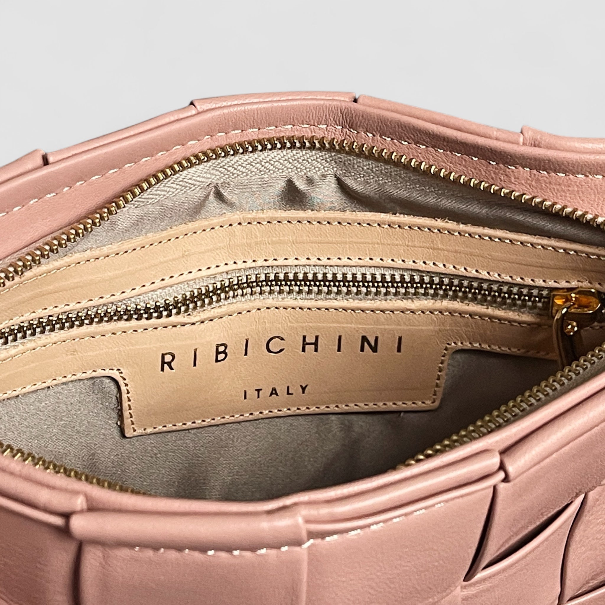 Ribichini Loren Clutch i sort har en praktisk og organisert innside som gir deg muligheten til å oppbevare og organisere dine eiendeler på en trygg måte.