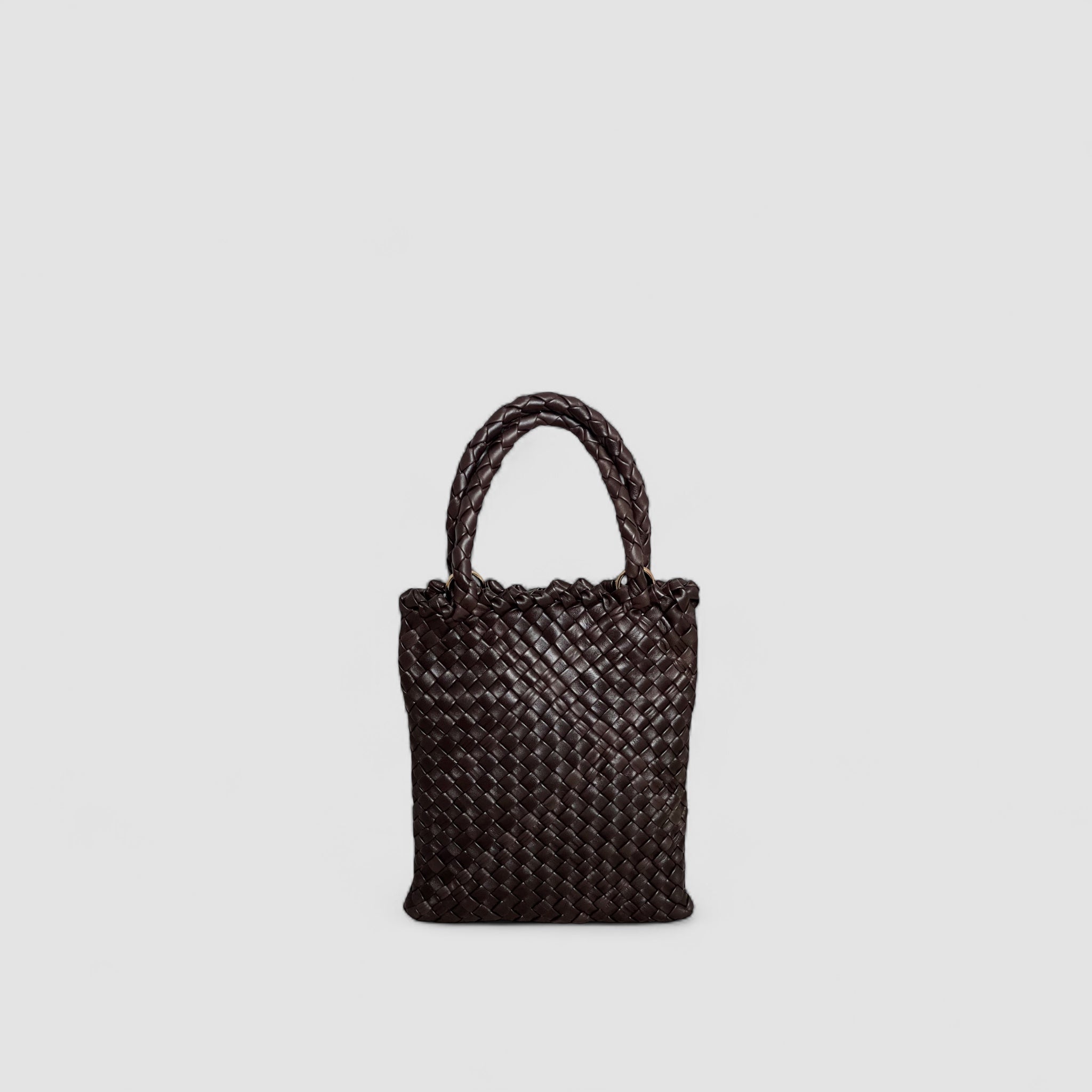 Ribichini Woodstock Bella skinnvesken i sjokoladebrun er en stilfull miniversjon med flettet lammeskinn.